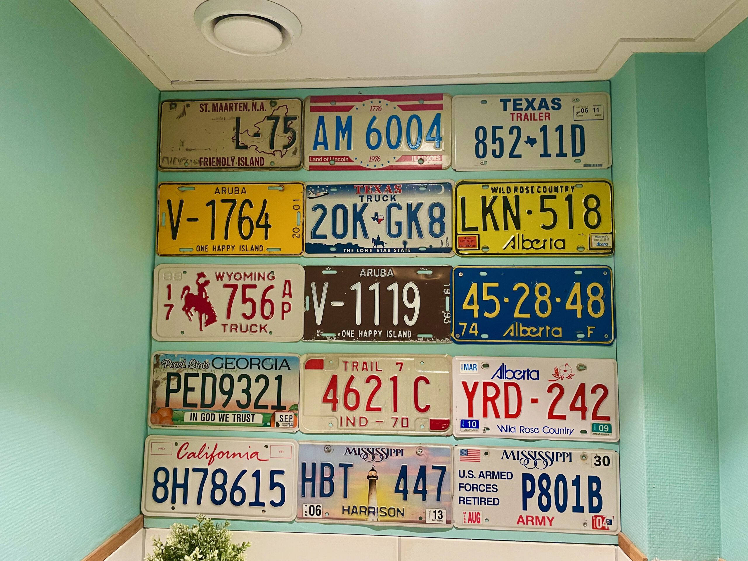 POPS Wassenaar restroom wall decorated with American and Canadian license plates, showcasing the authentic American diner atmosphere inside POPS American Lunch and Diner in Wassenaar