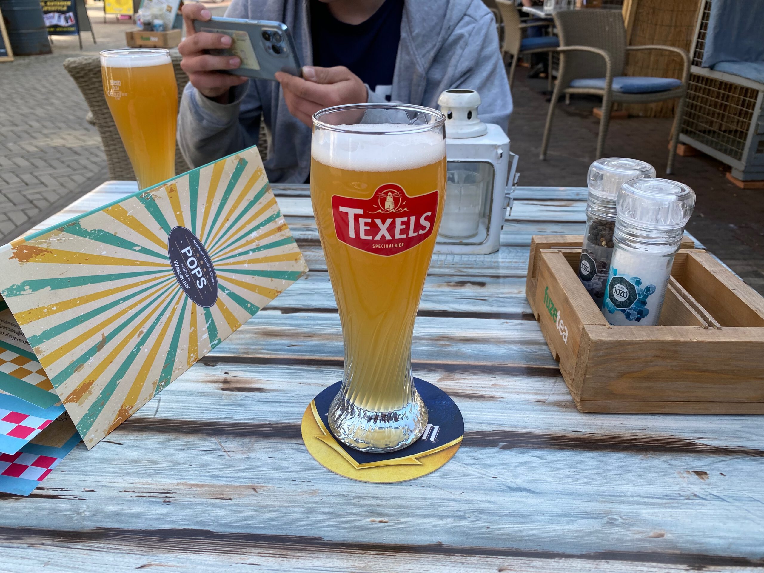 POPS Wassenaar terrace beer, Texels Specialbier served in a tall glass on the outdoor table at POPS Wassenaar American diner on the Langstraat