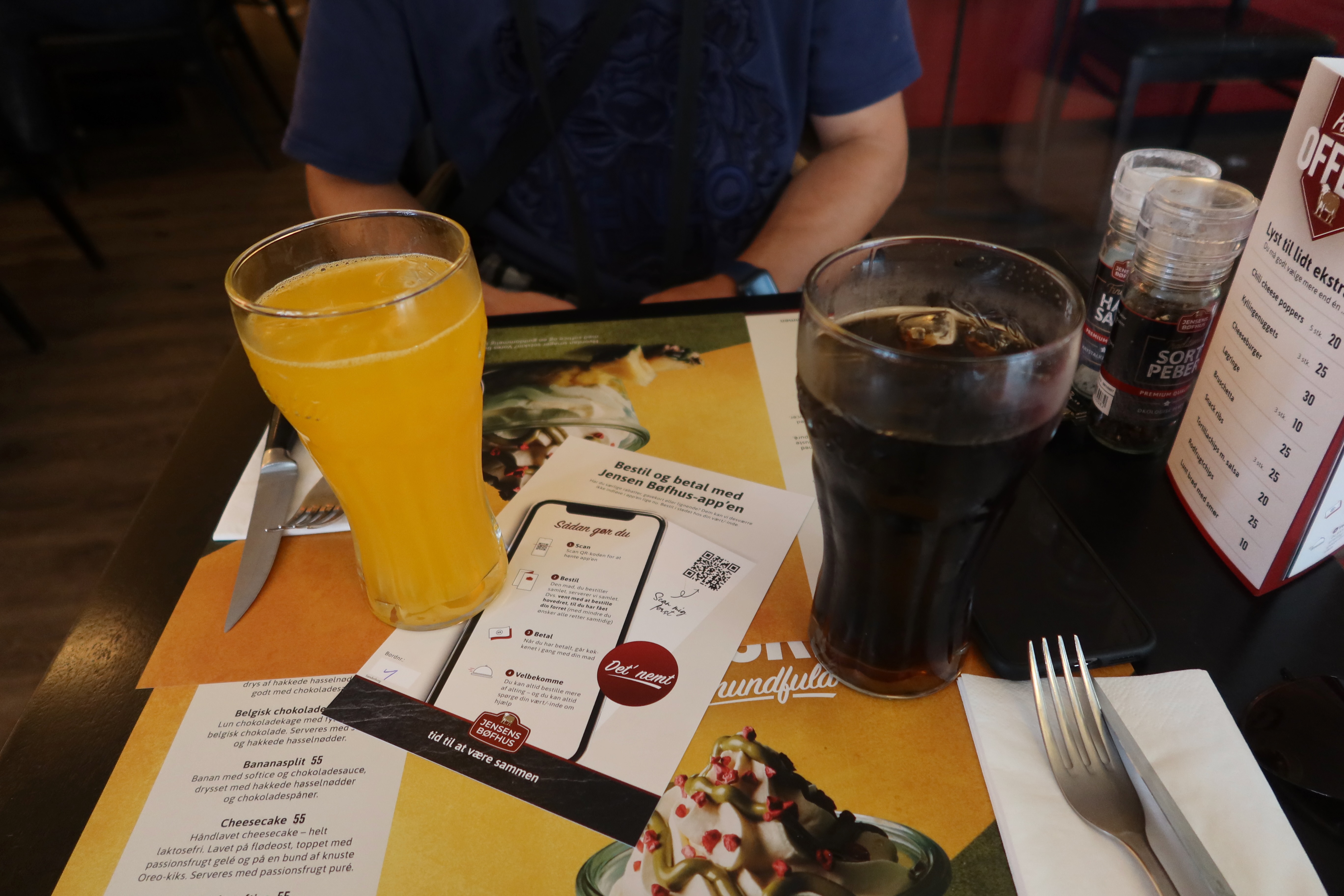 Jensens Bofhus Sonderborg review showing two large soft drinks on the table with the Jensens Bøfhus app menu inside the former Sønderborg restaurant