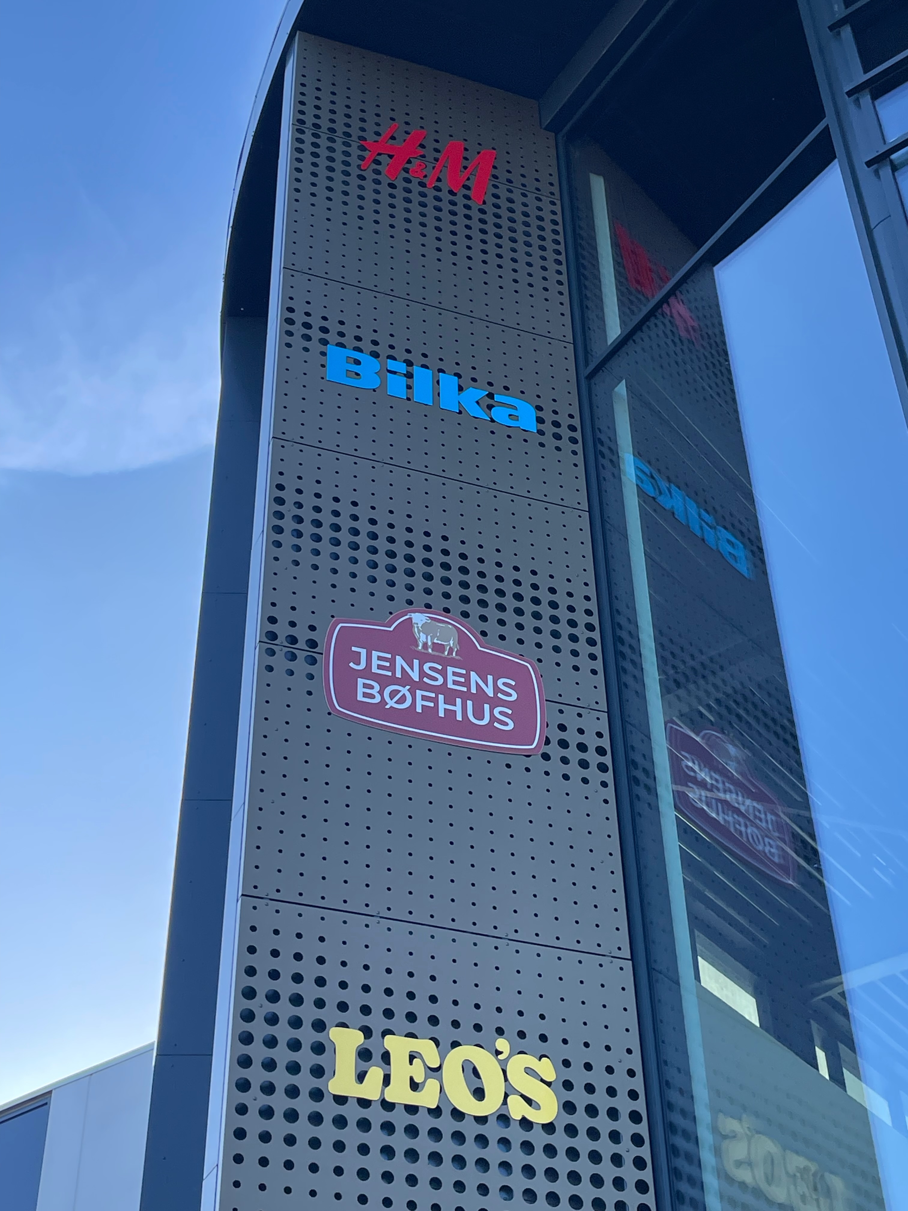 Jensens Bøfhus Kolding review exterior sign at Kolding Storcenter, showing the former Jensens Bøfhus logo on the shopping center facade below H&M and Bilka signs