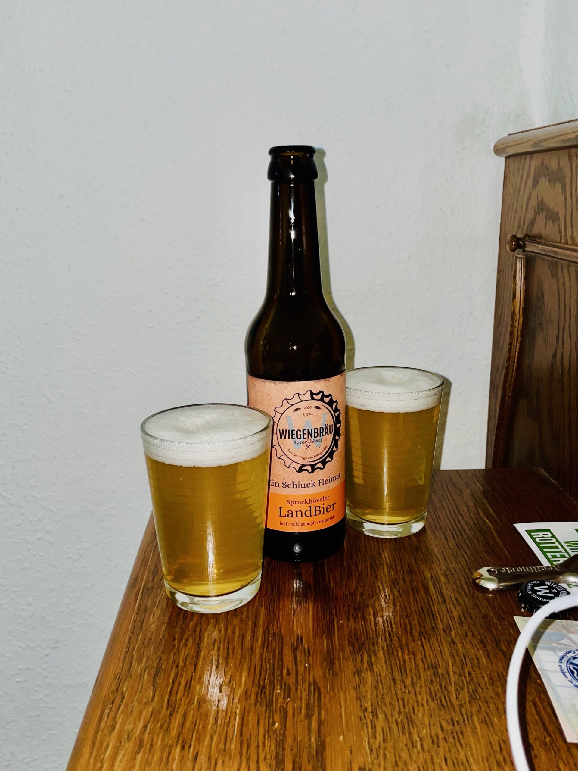 Hotel Aal-Kate Wuppertal local beer tasting with Wiegensbräu Landbier served in glasses inside the hotel