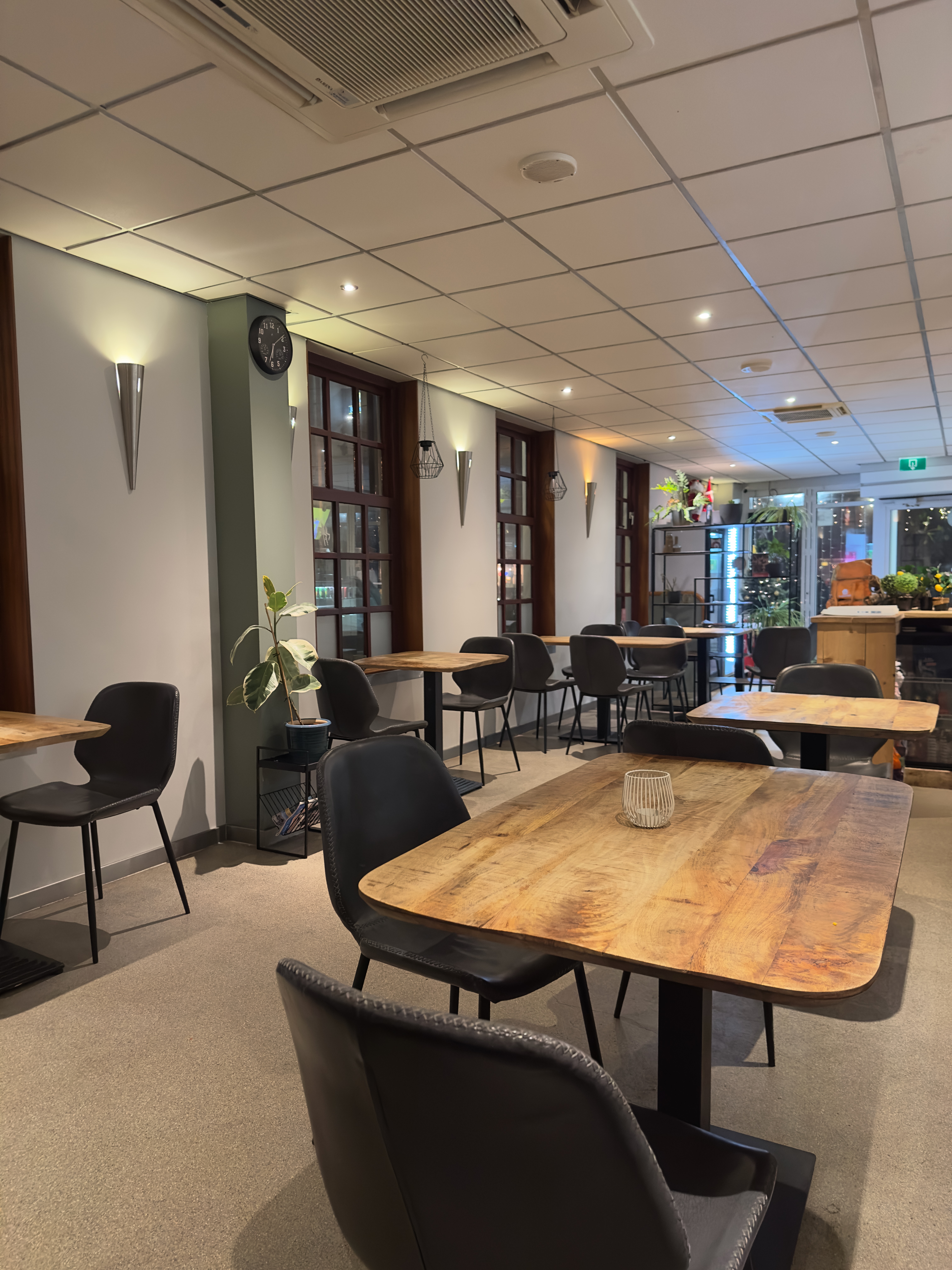 Interior of Barry’s Eethuis Makkum in Friesland, featuring the cozy dining area and seating inside this popular local snack bar