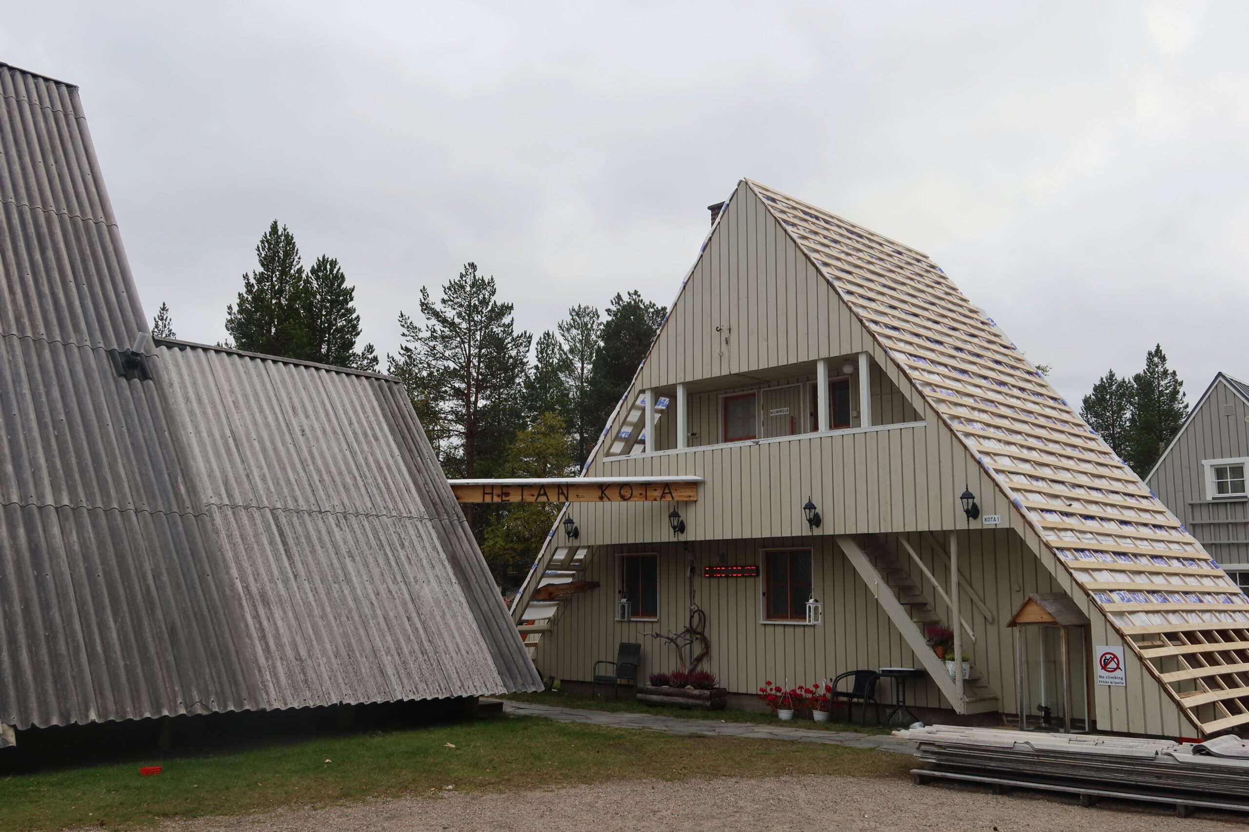Hetan Kota Enontekiö Finland main triangular lodge building with ongoing roof renovation, authentic Lapland accommodation setting