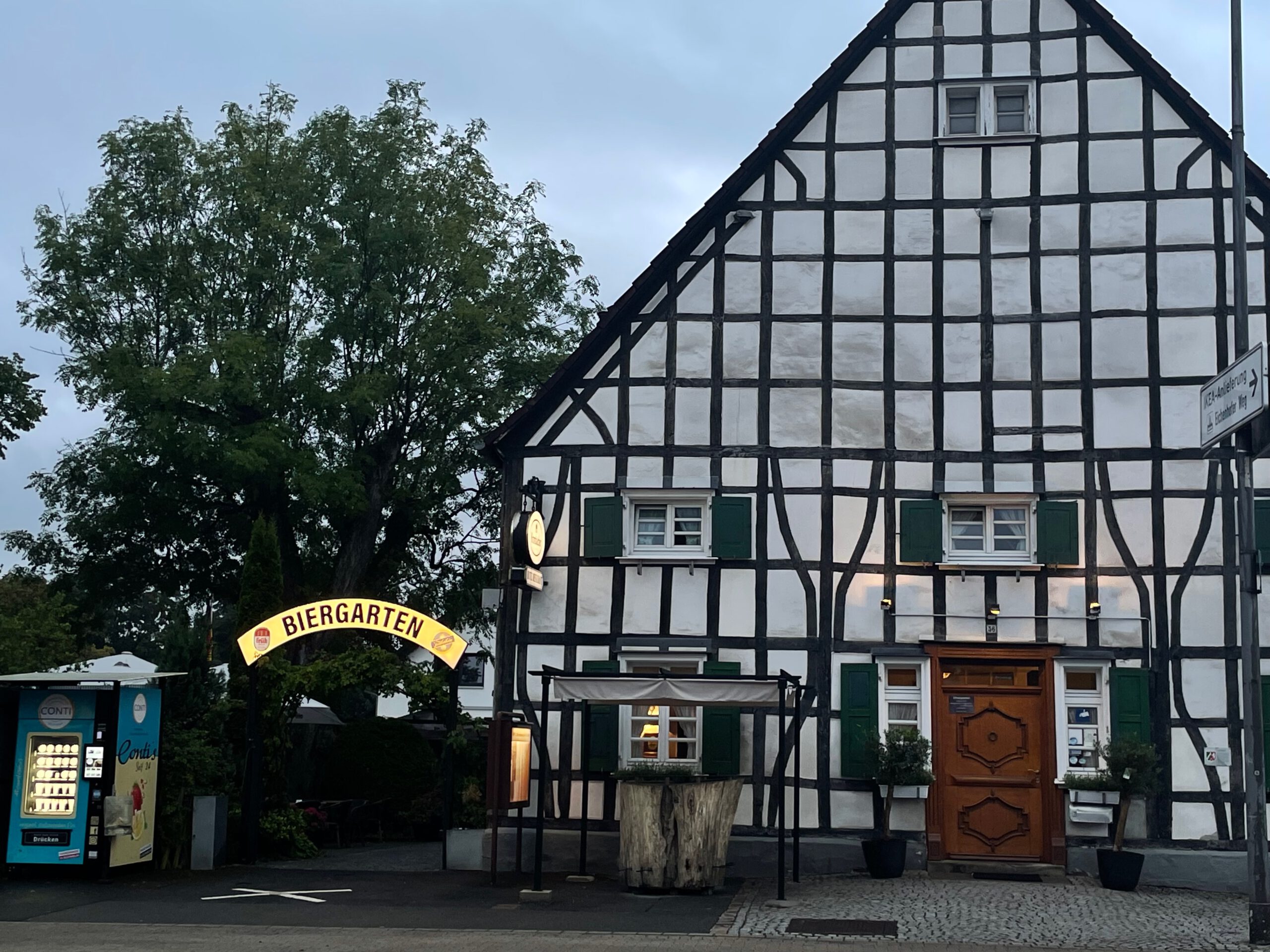 The front of the restaurant and hotel called Westfalenkrug Wuppertal