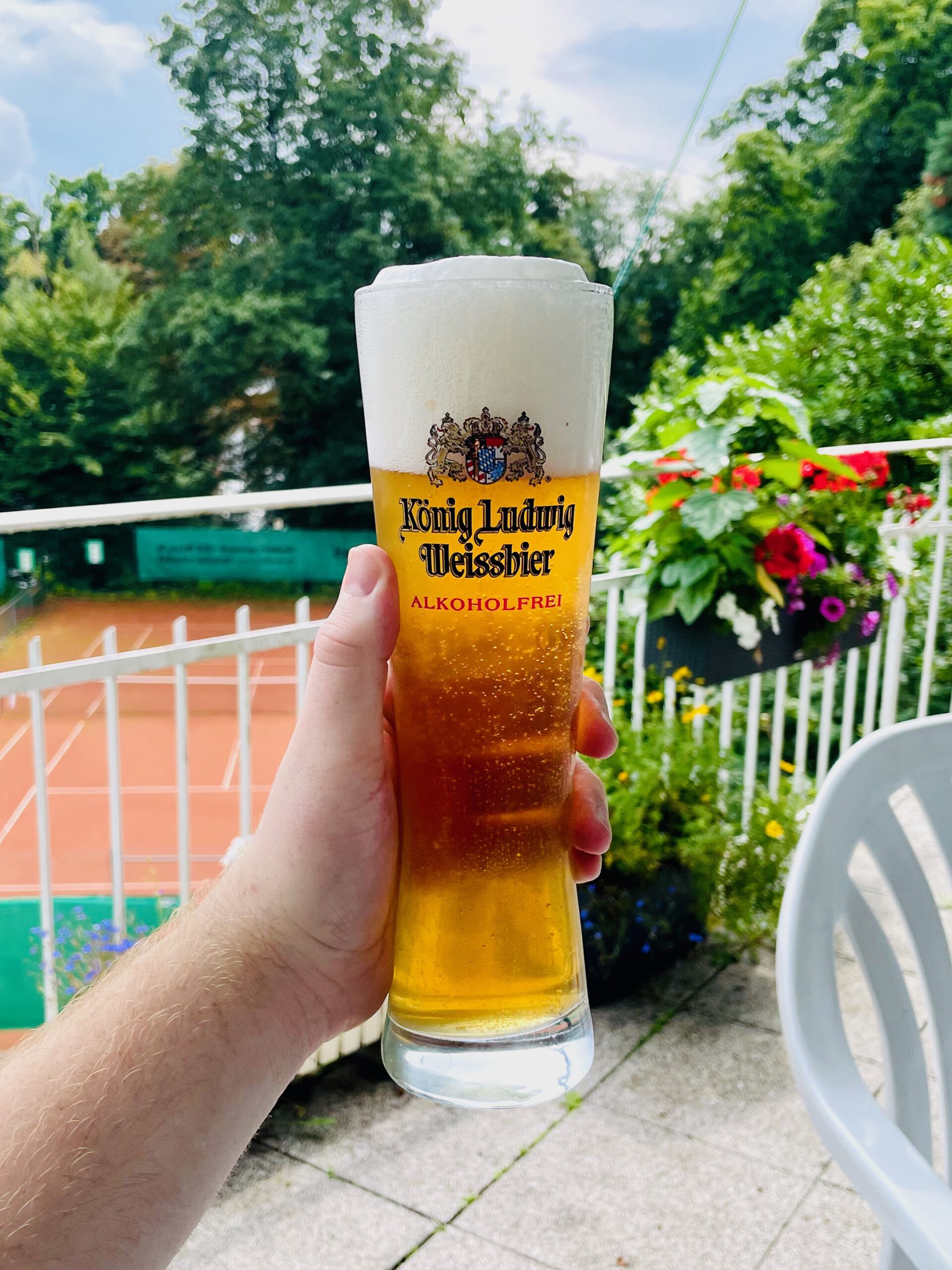 Kaffee Restaurant Hardt Stübchen Wuppertal König Ludwig Weissbier alkoholfrei served on the terrace surrounded by greenery