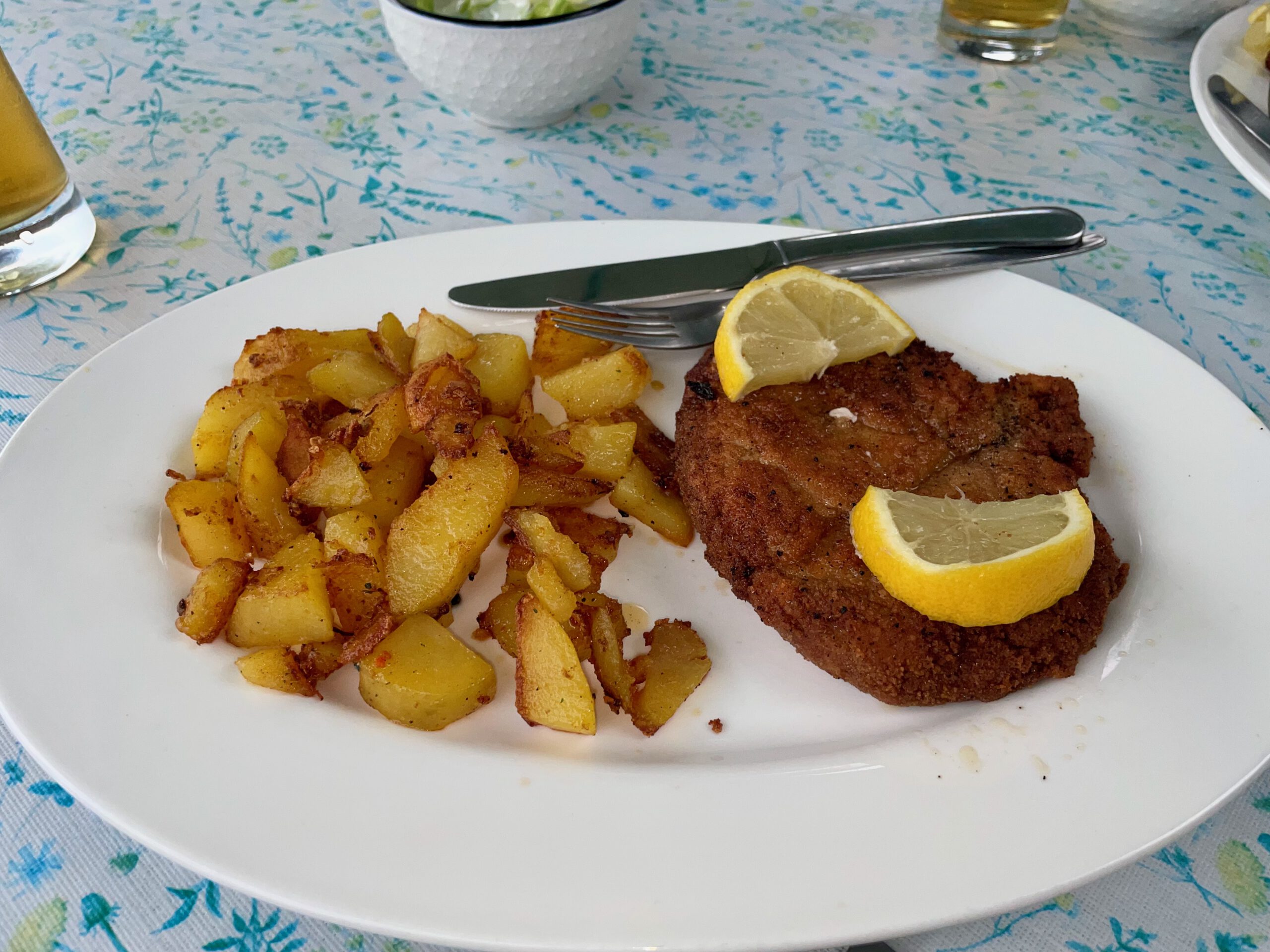 Kaffee Restaurant Hardt Stübchen Wuppertal schnitzel with crispy fried potatoes, classic German lunch served with lemon
