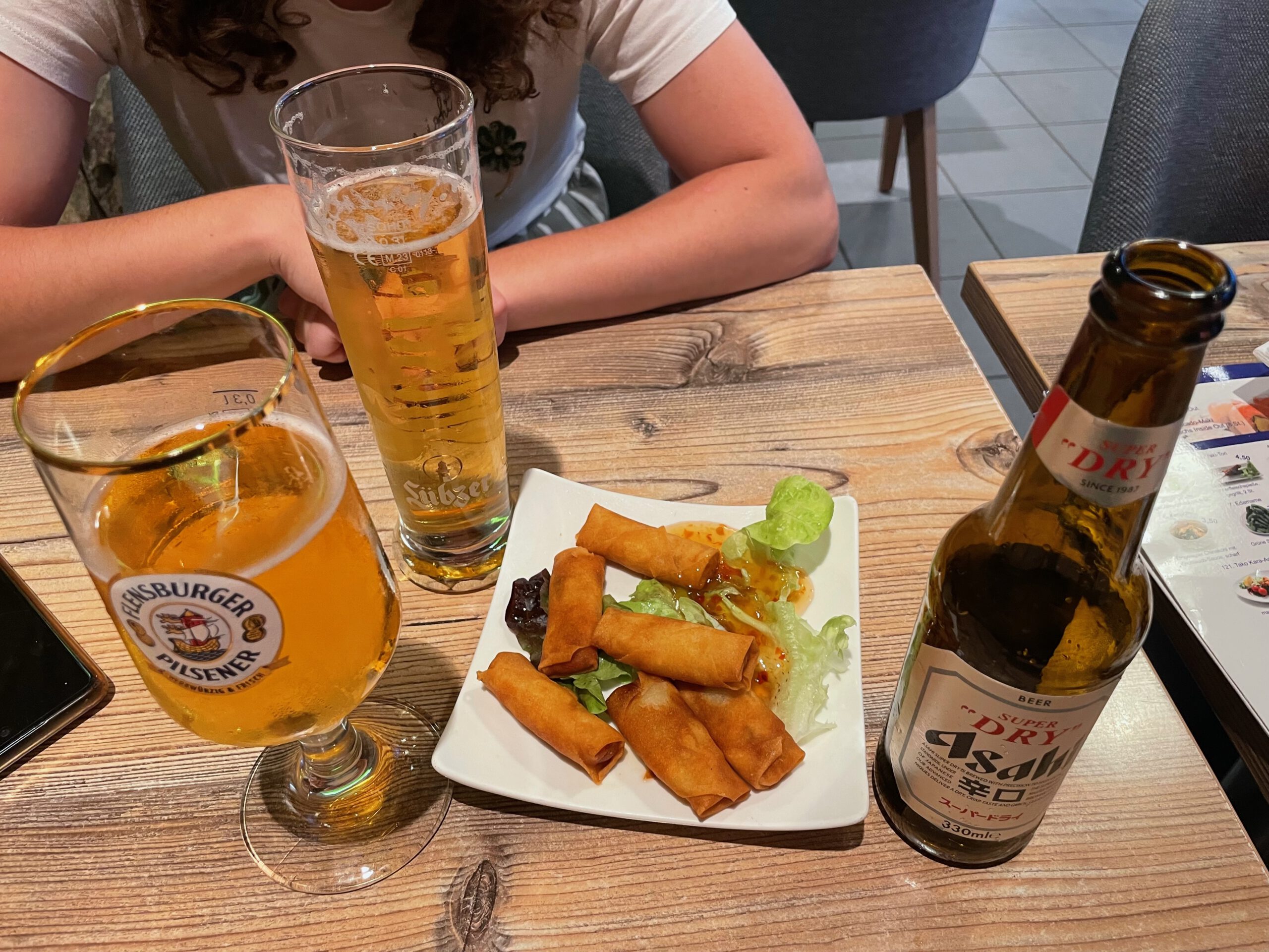 Lachs Räucherei Wortberg Sakura Sushi Wuppertal beer and appetizer pairing with spring rolls and Japanese beer at the restaurant table