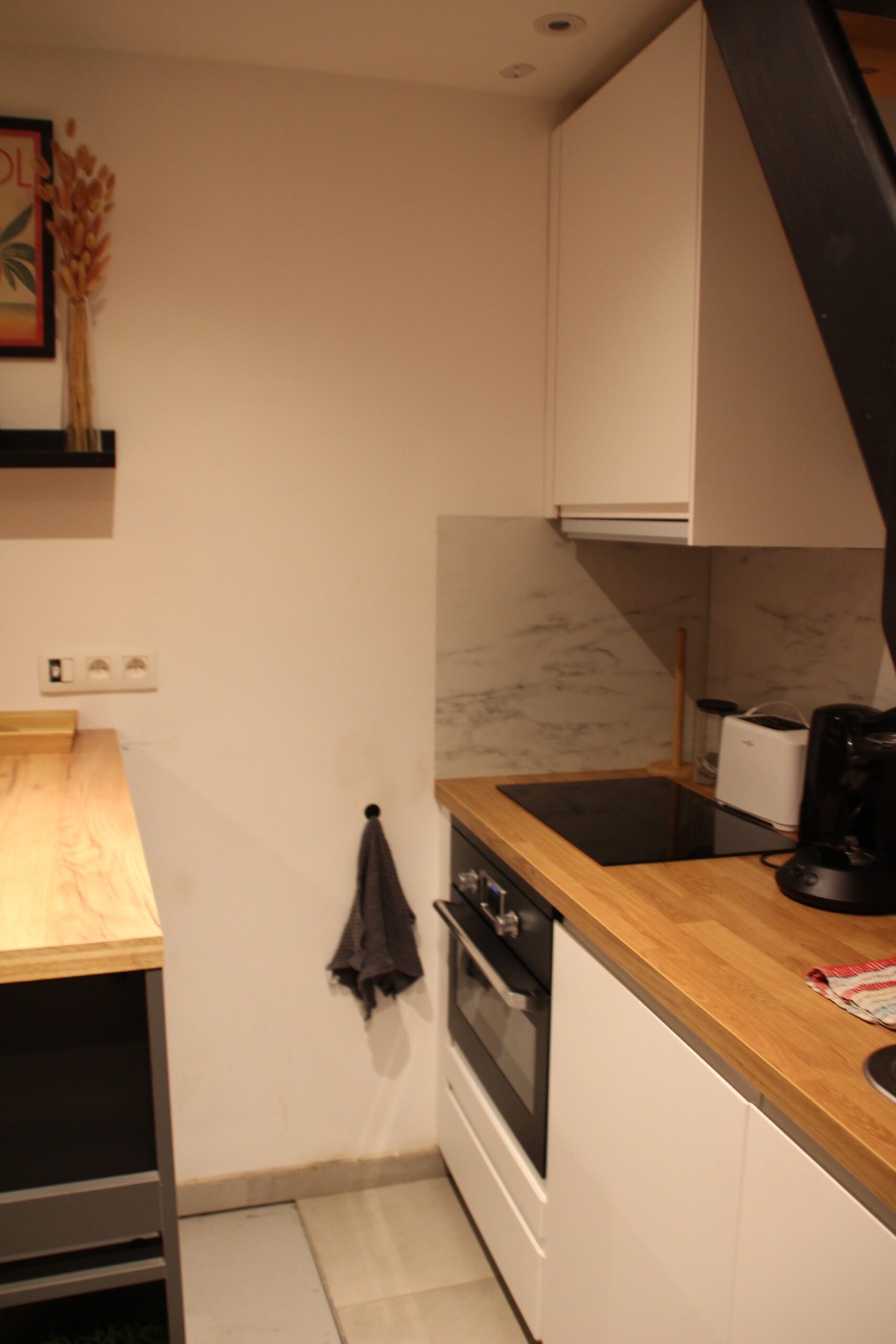 Le cocon de Chênée Liège kitchen interior, compact modern kitchen with wooden countertops, built-in oven, and cooking facilities