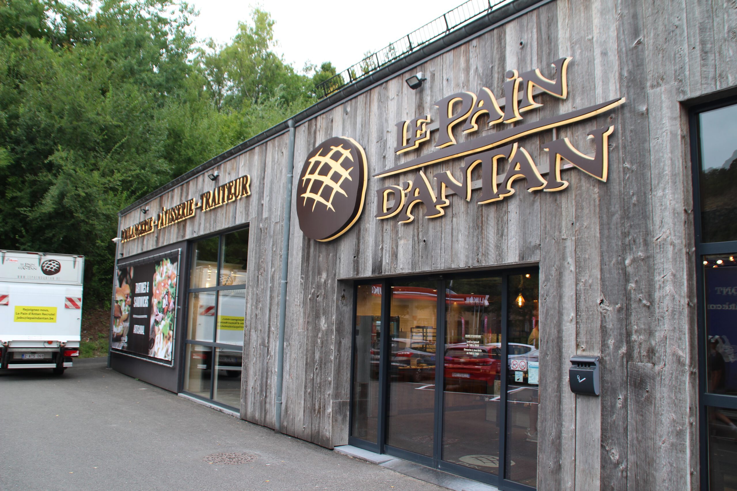 Le Pain d’Antan Remouchamps bakery entrance in Aywaille, artisanal Belgian bakery with wooden exterior and clear signage