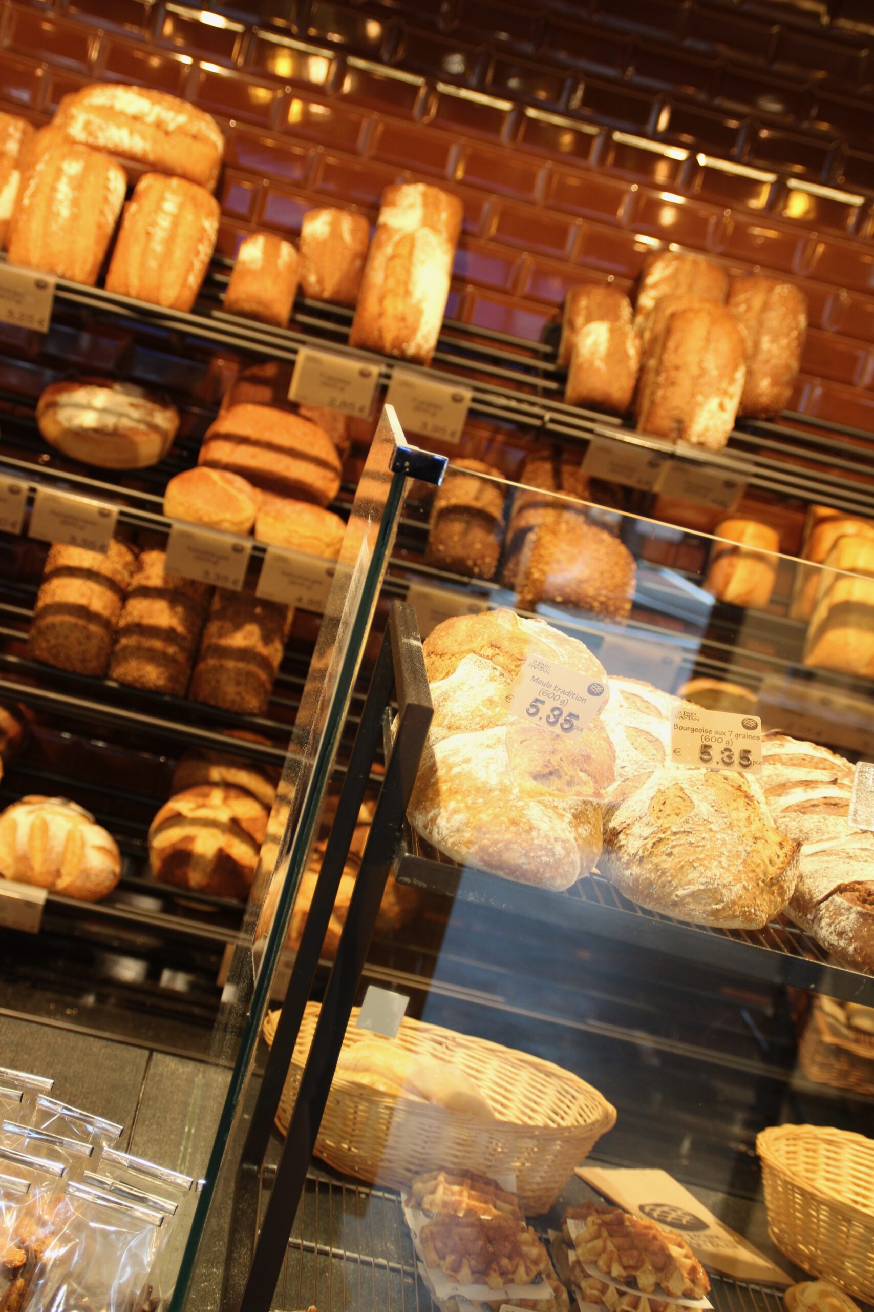 Le Pain d’Antan Remouchamps artisanal bread display inside the bakery, fresh loaves and traditional Belgian bread selection