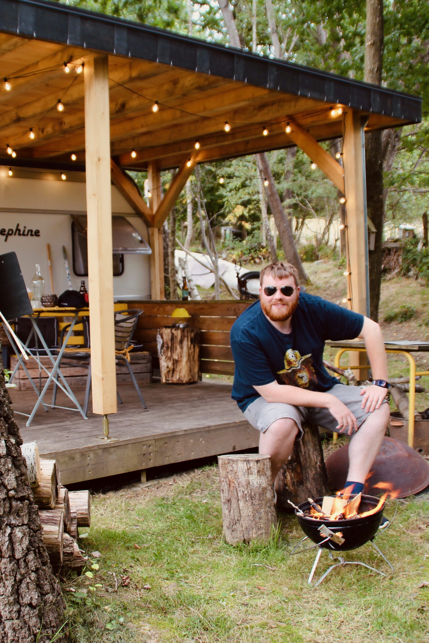 Josephine Caravan Aywaille Timo van den Berg relaxing outdoors by the fireplace at the Aywaille Airbnb during a cozy evening in the Ardennes. Timeuw enjoying the fire