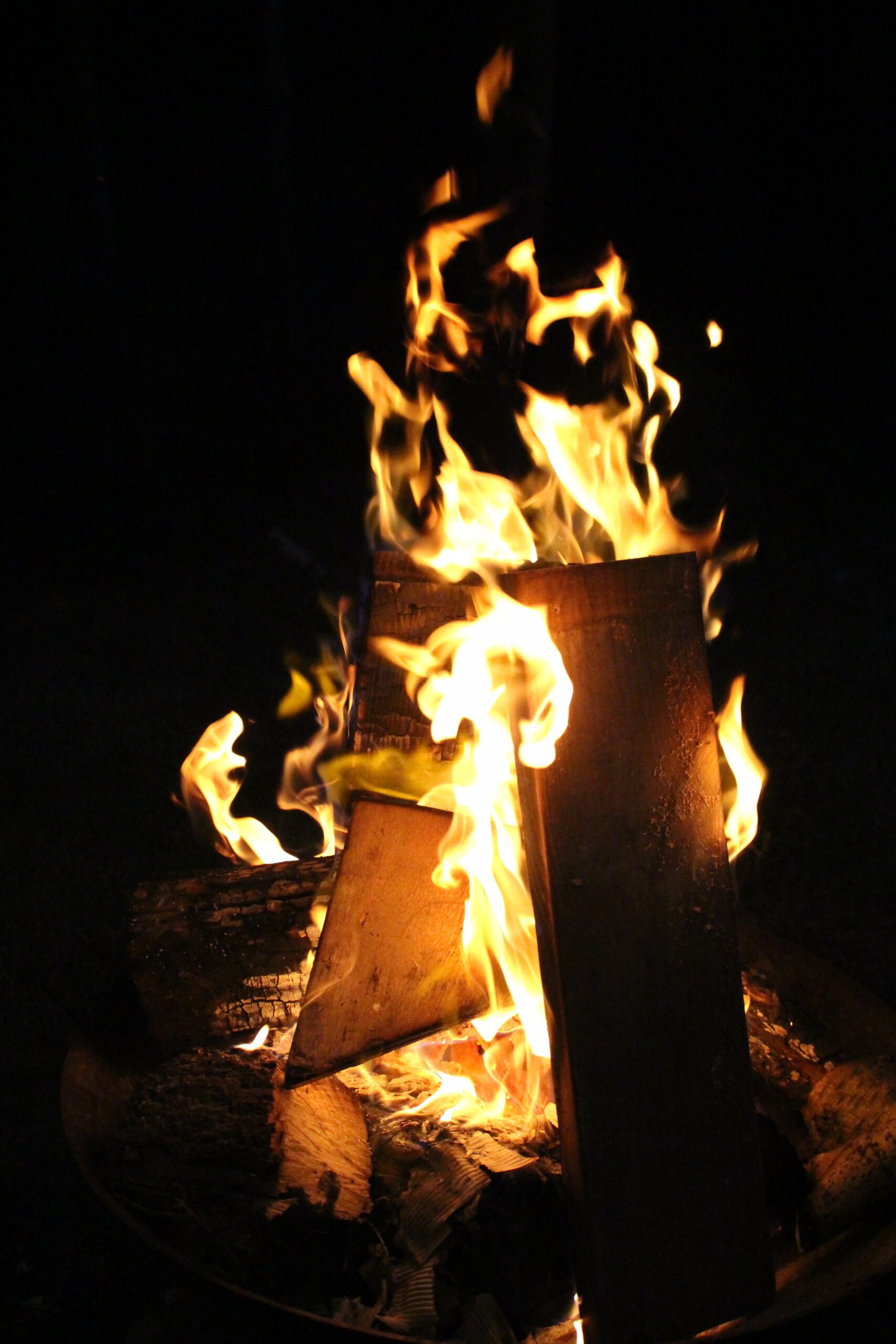 Josephine Caravan Aywaille outdoor fireplace with burning logs creating a warm and cozy evening atmosphere in the Ardennes