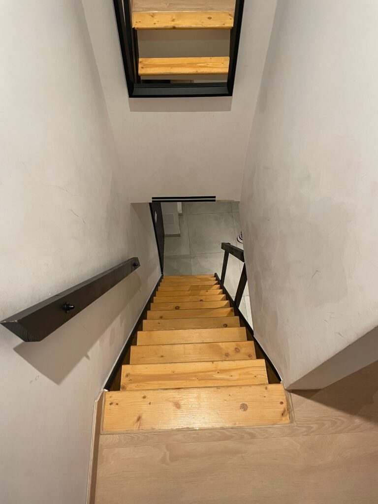 Le cocon de Chênée Liège interior staircase, steep wooden stairs connecting the living area with the upstairs bedroom