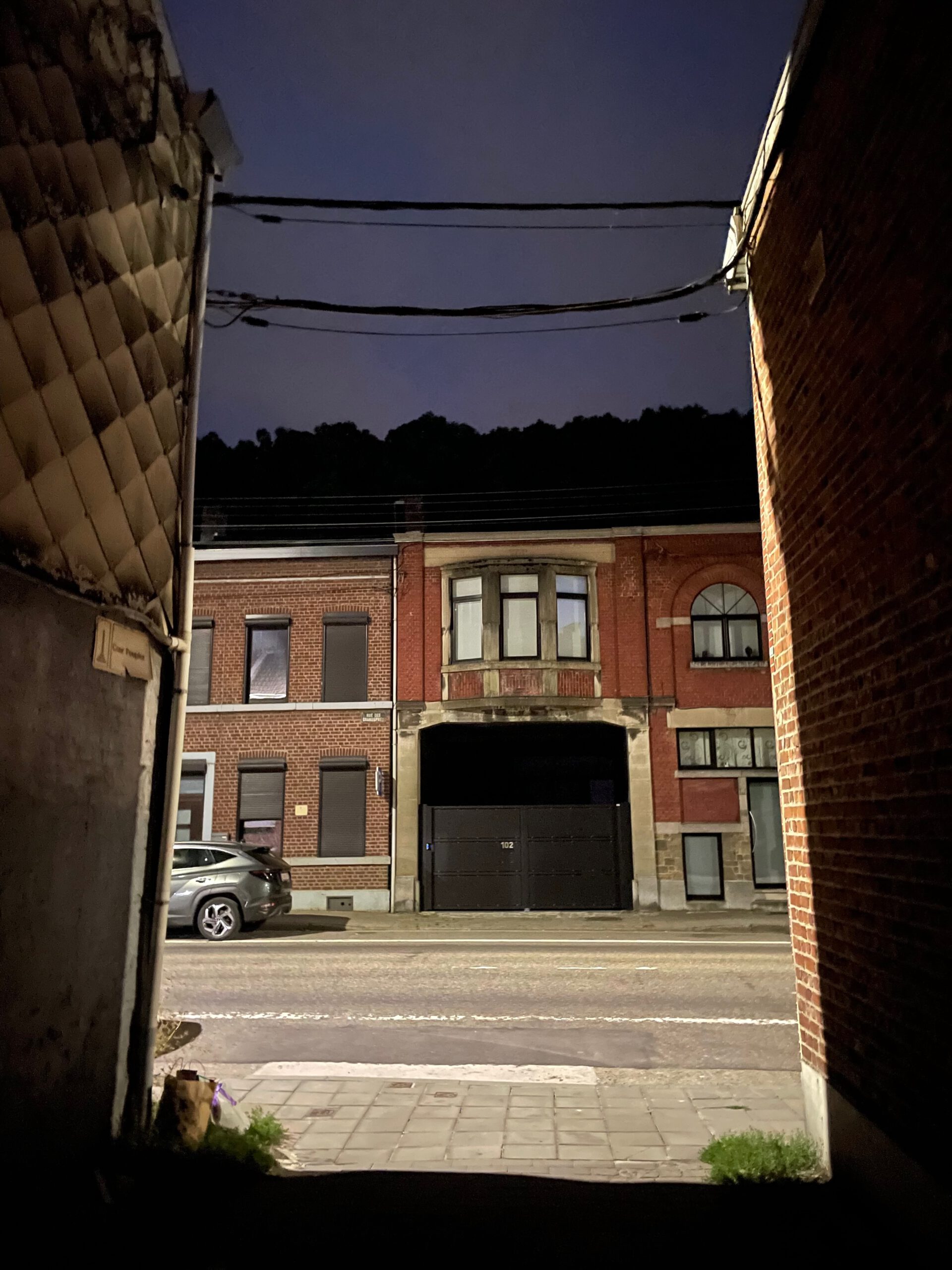 Le cocon de Chênée Liège surroundings, evening view from the alley toward the main street with brick buildings