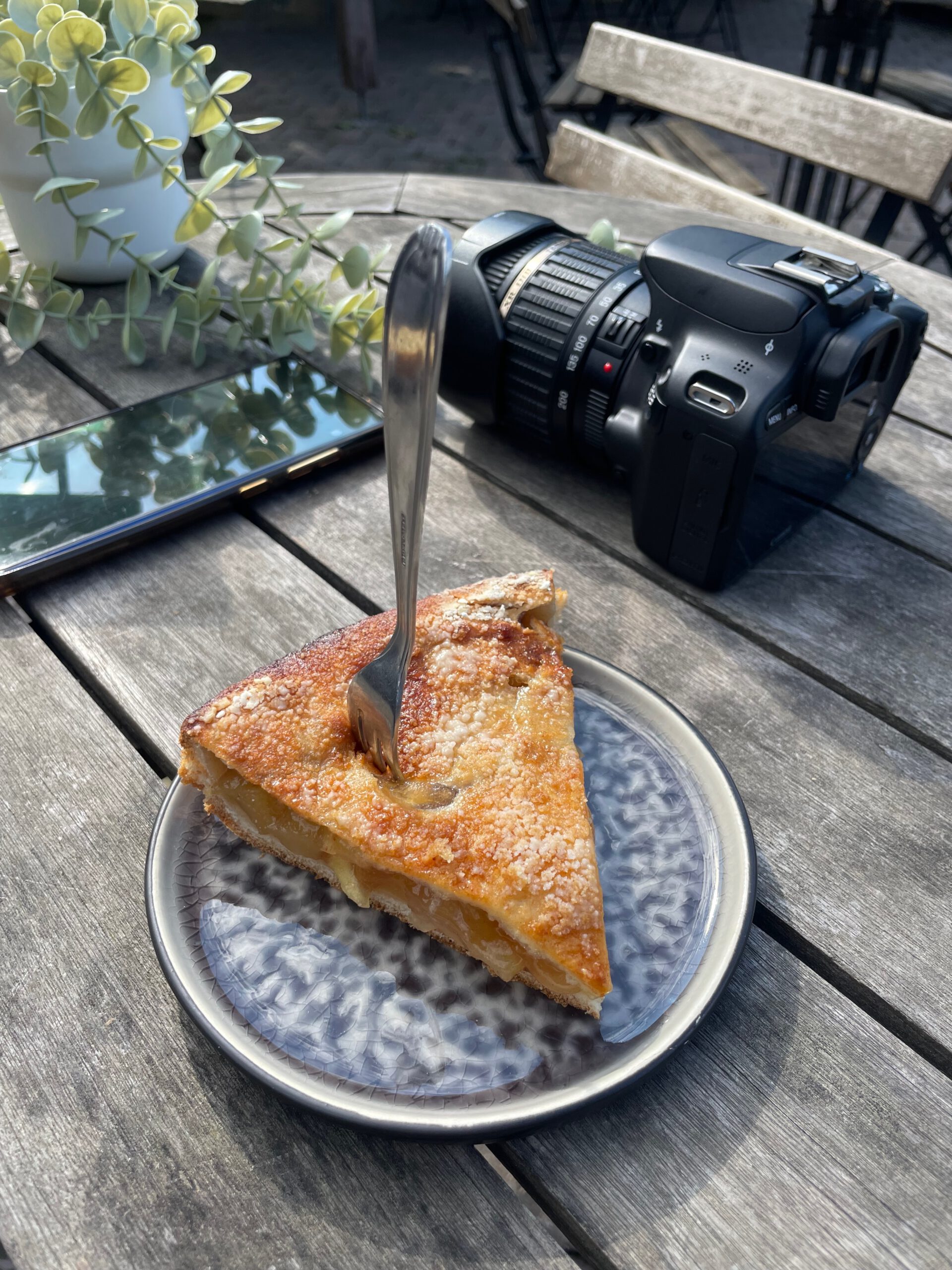 Le Coffee Ride apple cake on the terrace in the Belgian Ardennes, fresh pastry served outdoors with a relaxed café atmosphere in Stavelot