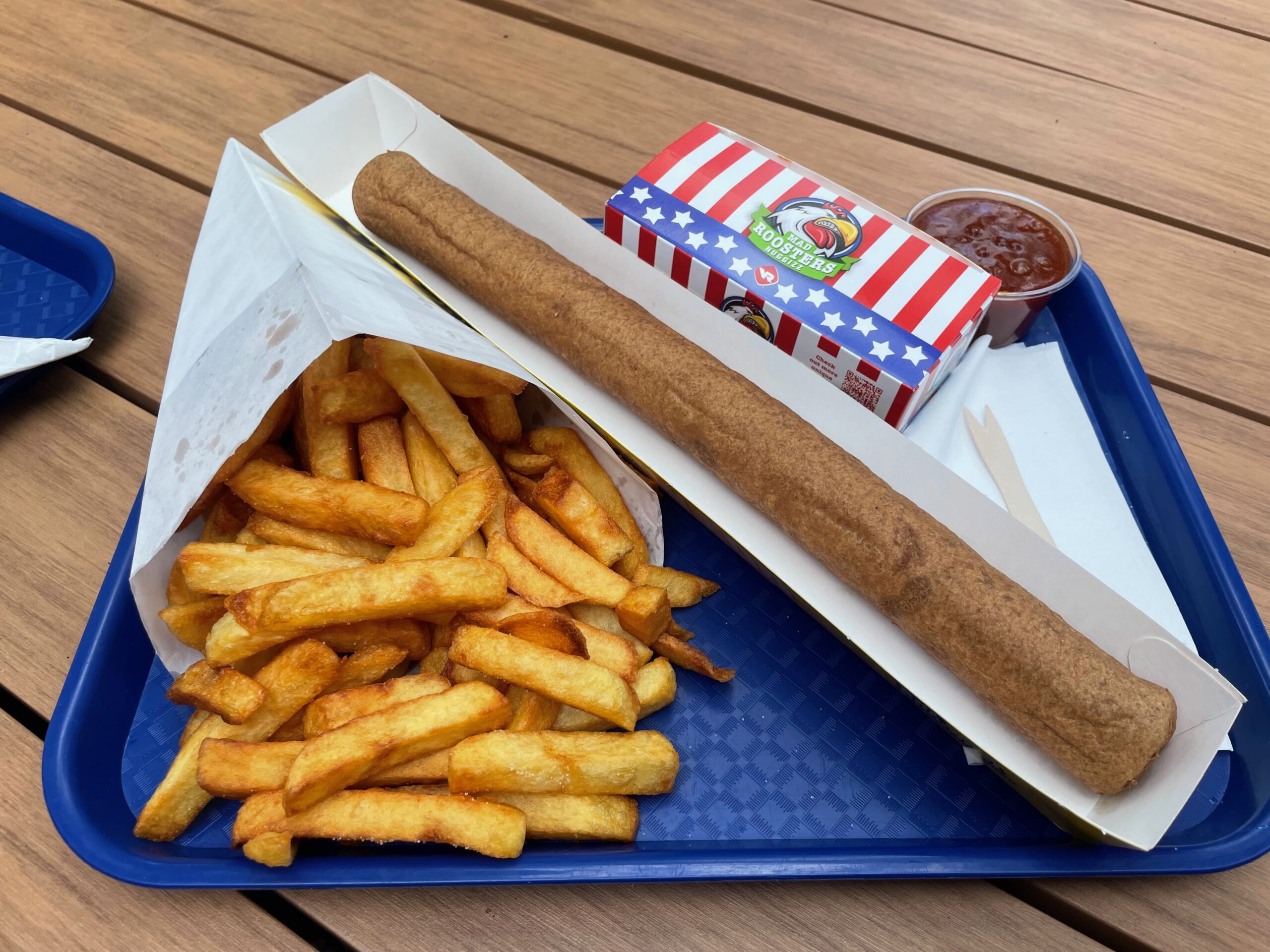 Chez Flo lunch review showing Belgian fries and a fricandelle XXL served on a blue tray at Friterie Chez Flo in Sprimont, Belgium