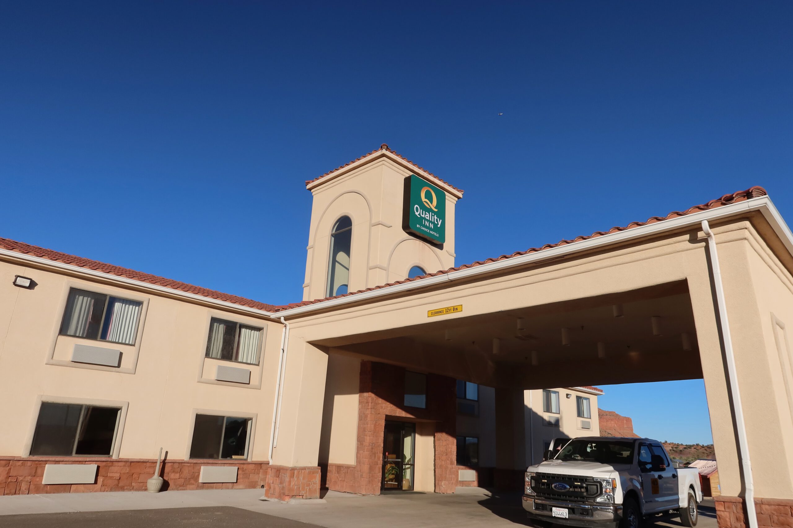 Main entrance of Quality Inn Kanab National Park Area with covered driveway and desert landscape in southern Utah