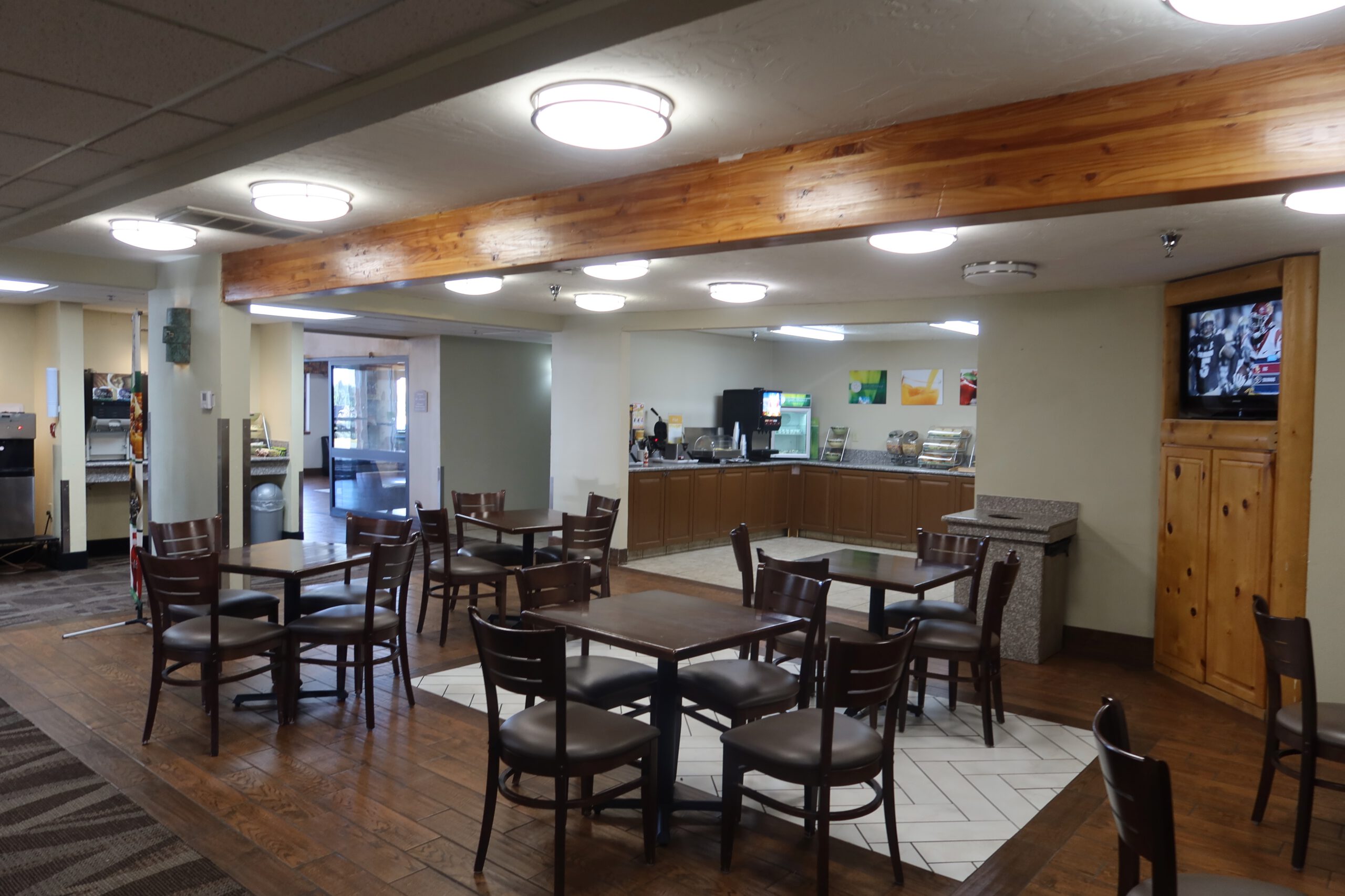 Breakfast seating area at Quality Inn Kanab National Park Area with spacious dining tables and a quiet, lodge style interior