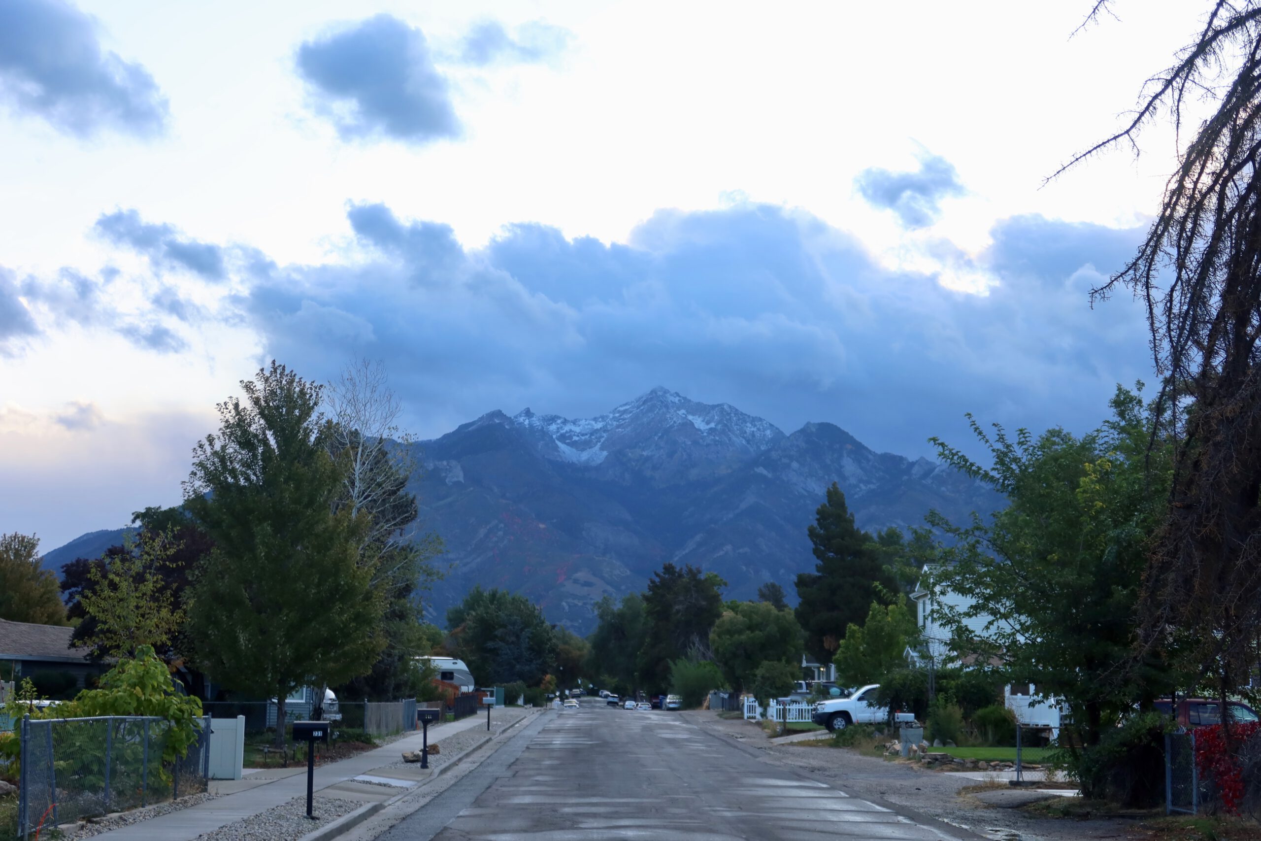 Quiet residential street in Sandy Utah with mountain views, showing the scenic surroundings near a Sandy Utah Airbnb, ideal for a peaceful stop during a Utah road trip