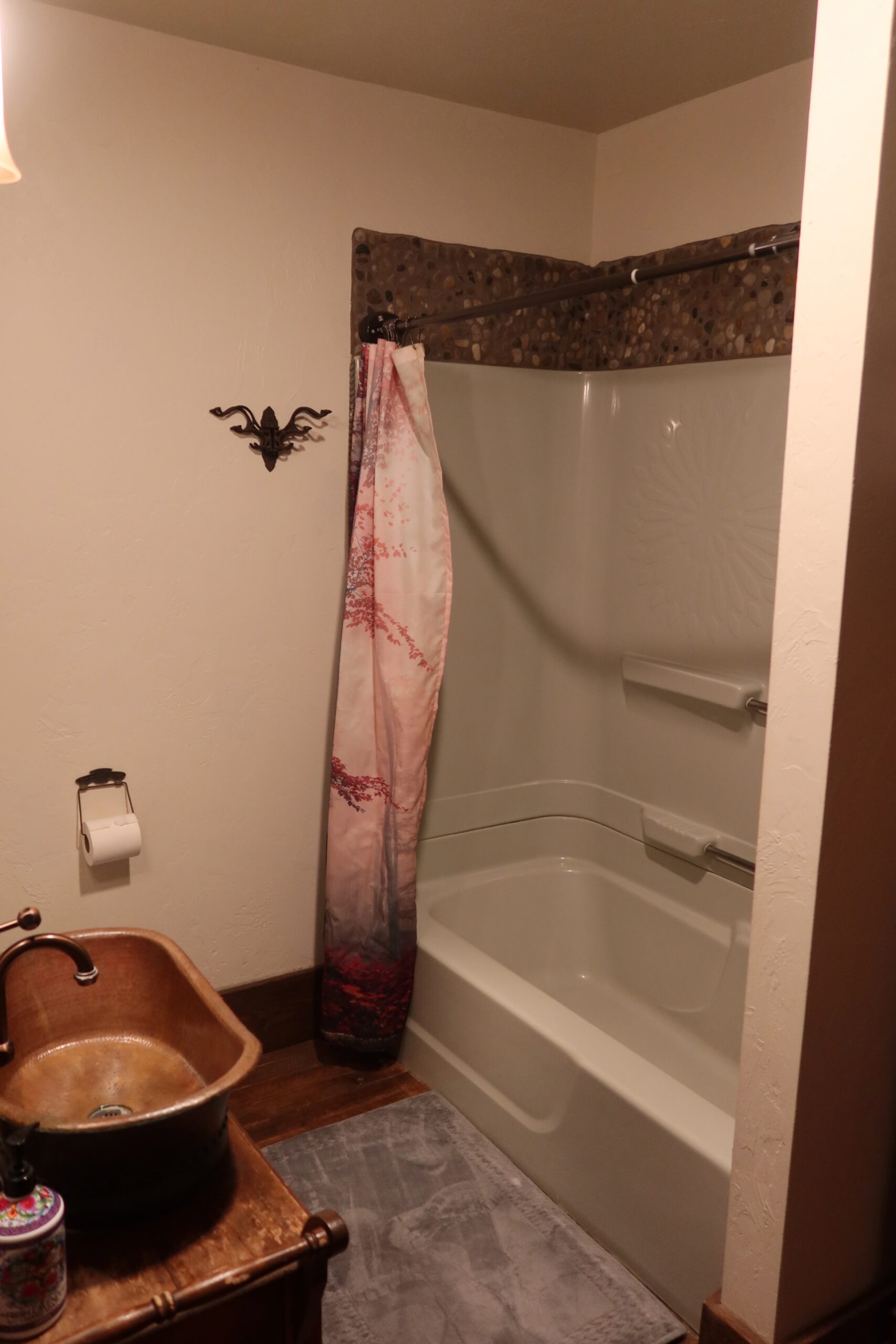 Bathroom with bathtub and shower at Park Hotel Yellowstone in Gardiner Montana