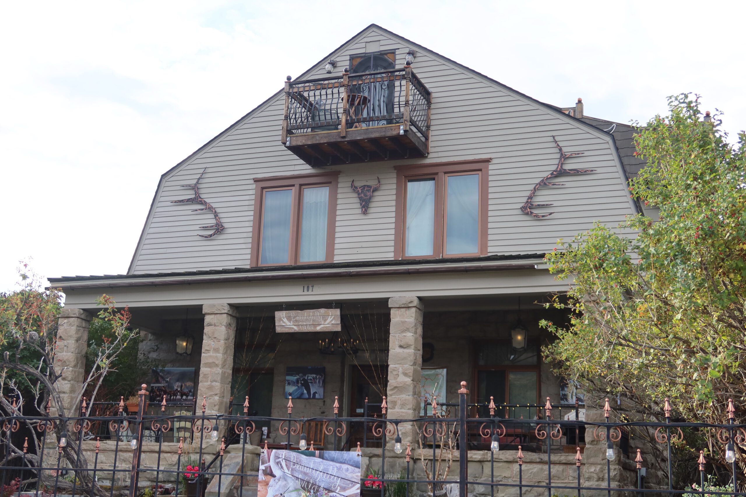 Front view of Park Hotel Yellowstone in Gardiner Montana, western style lodge with balcony and porch near the Yellowstone North Entrance