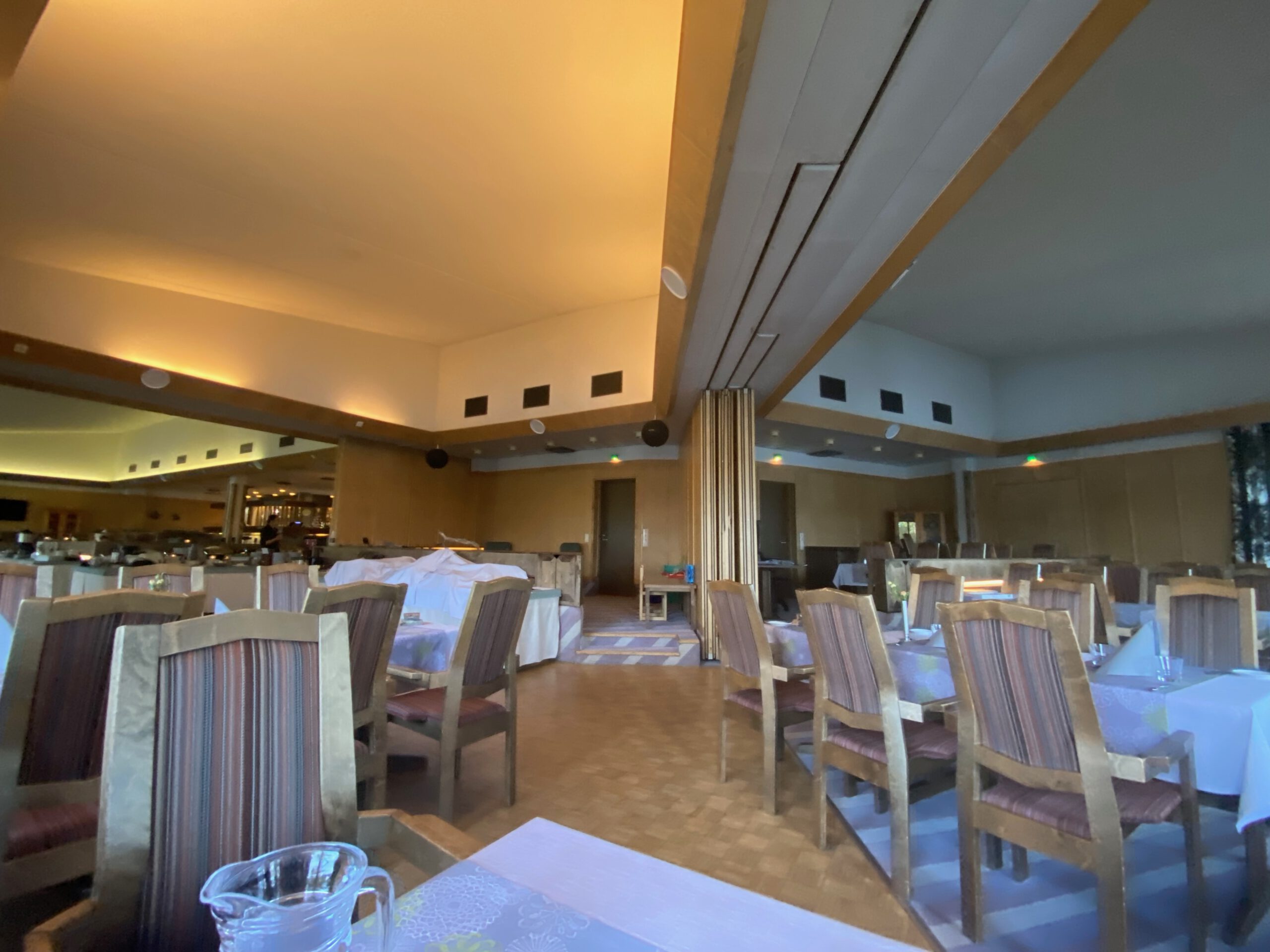 Lapland Hotels Hetta restaurant interior with spacious dining room, wooden chairs, neatly set tables and warm lighting creating a cozy Lapland atmosphere in Enontekiö