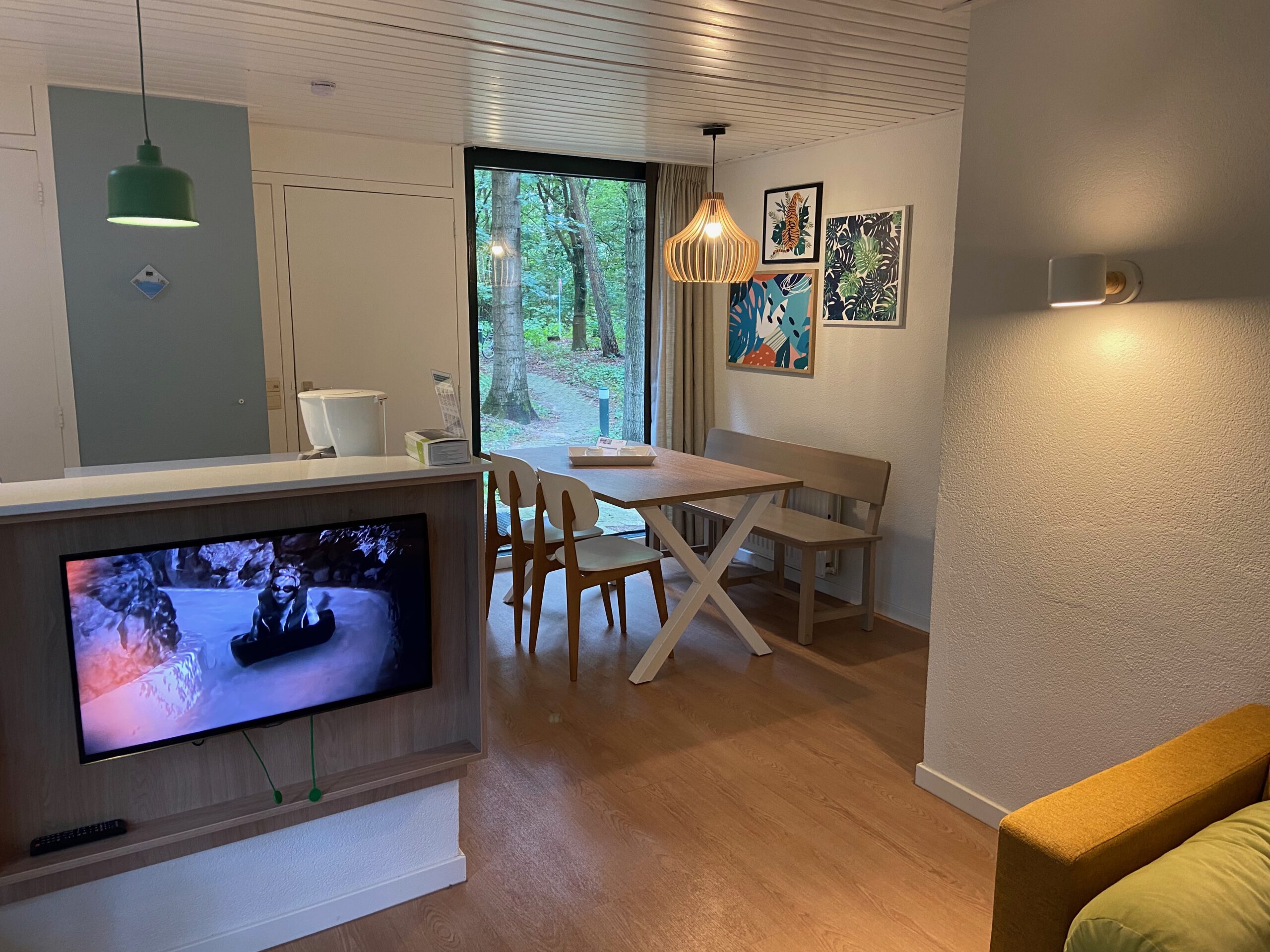 Open-plan living, dining, and kitchen area in Center Parcs Het Heijderbos 4 pers Premium HB1922 cottage 965, featuring forest view, cozy seating, and modern interior design