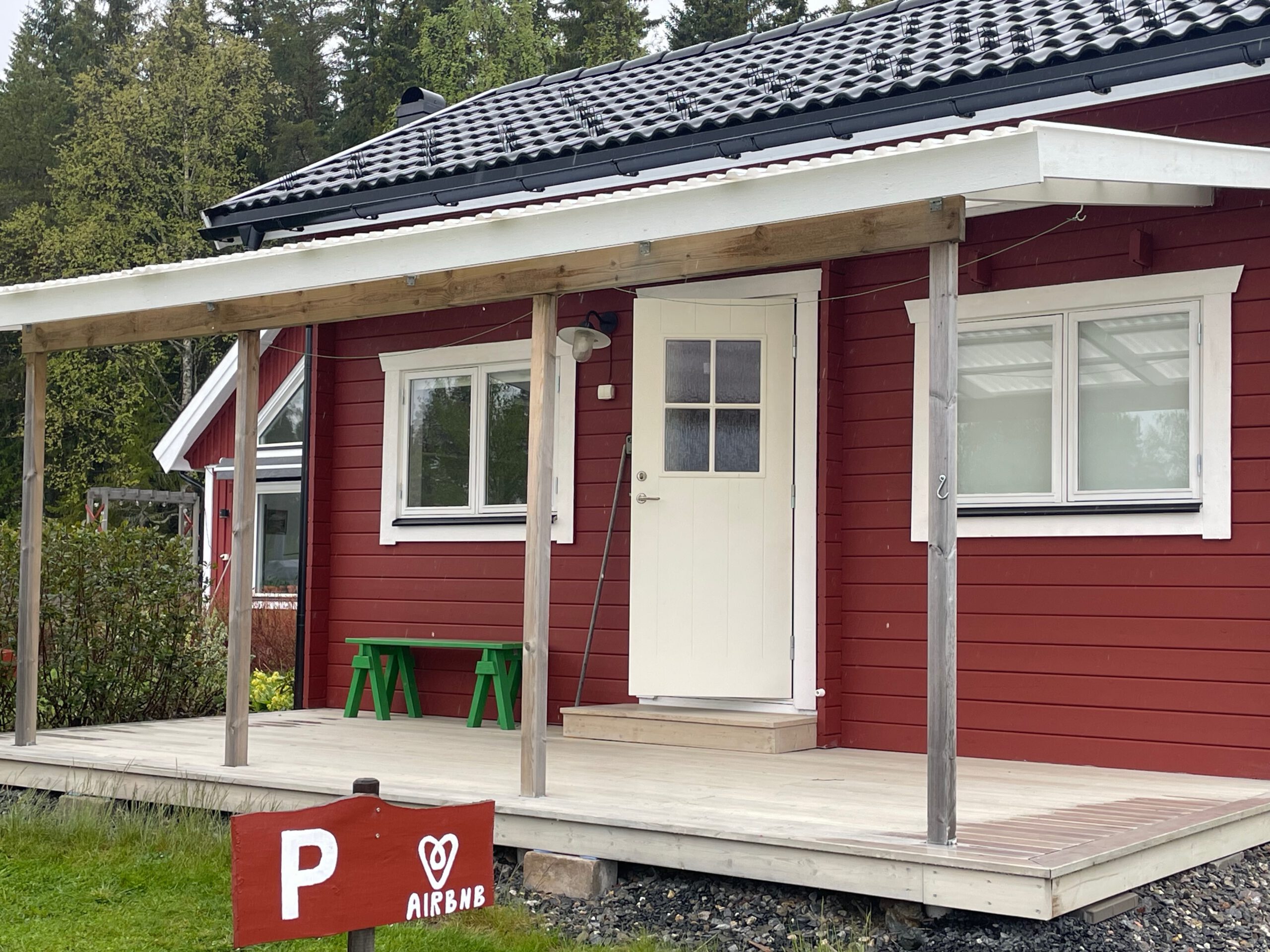 Cozy cottage with lake view Norra bergfors, red wooden Airbnb cottage in Sweden with covered porch, private entrance and quiet forest surroundings