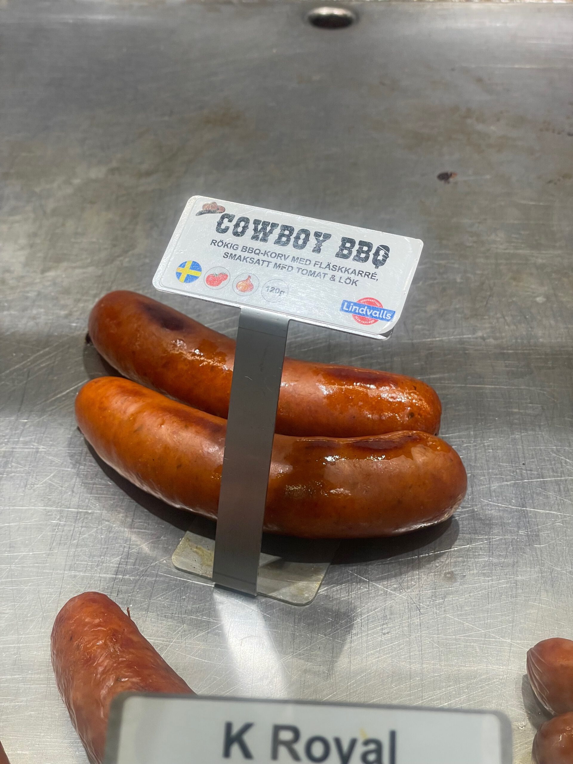 Cowboy BBQ hot dog on display at Circle K Örnsköldsvik Vikingagatan, a popular lunch choice for road trip travelers in Sweden
