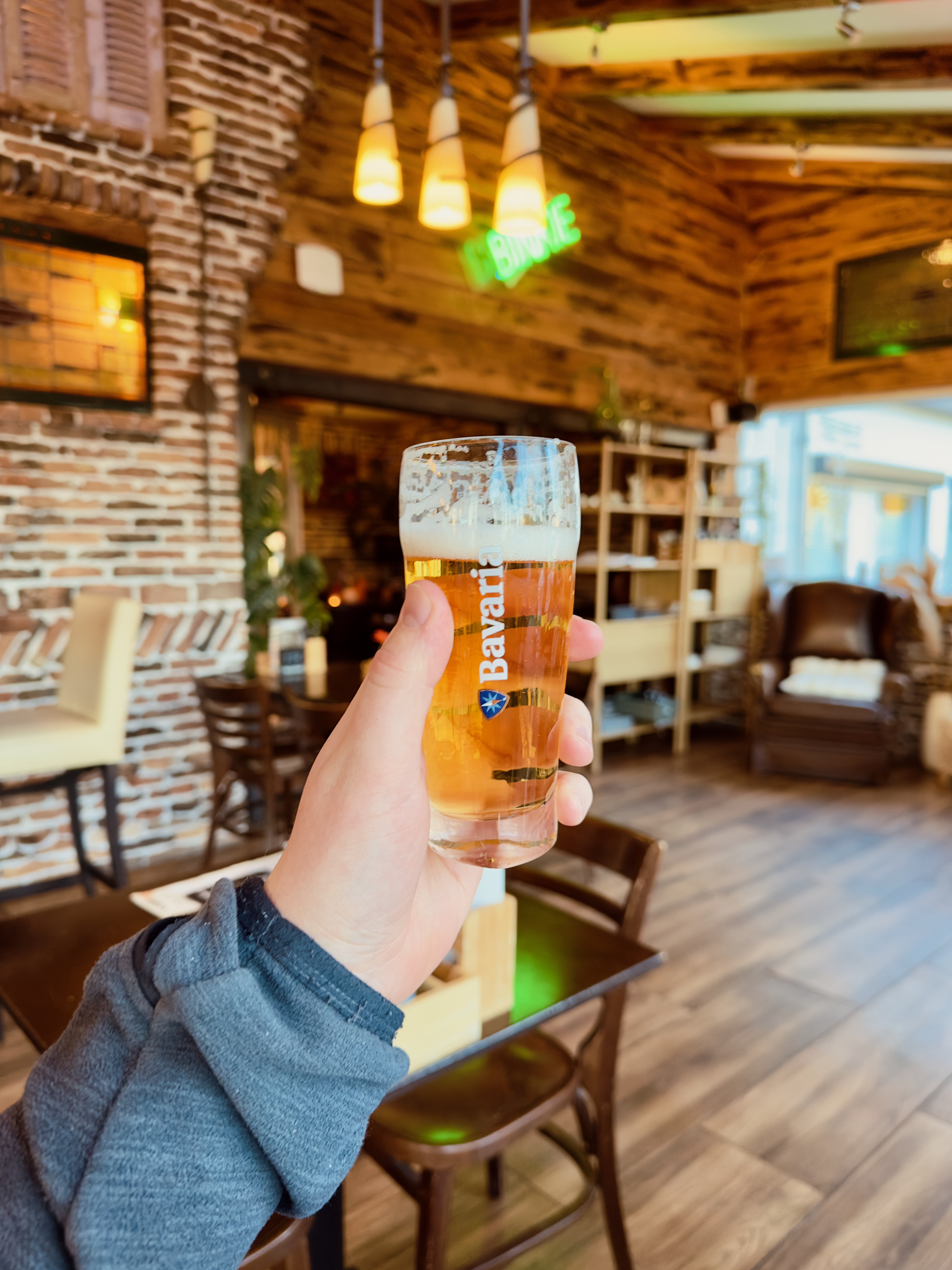Restaurant Zeebinkie review, glass of Bavaria Pilsener lager beer inside Restaurant Zeebinkie in Burgh Haamstede with rustic brick walls, wooden interior and cozy Zeeland ambiance