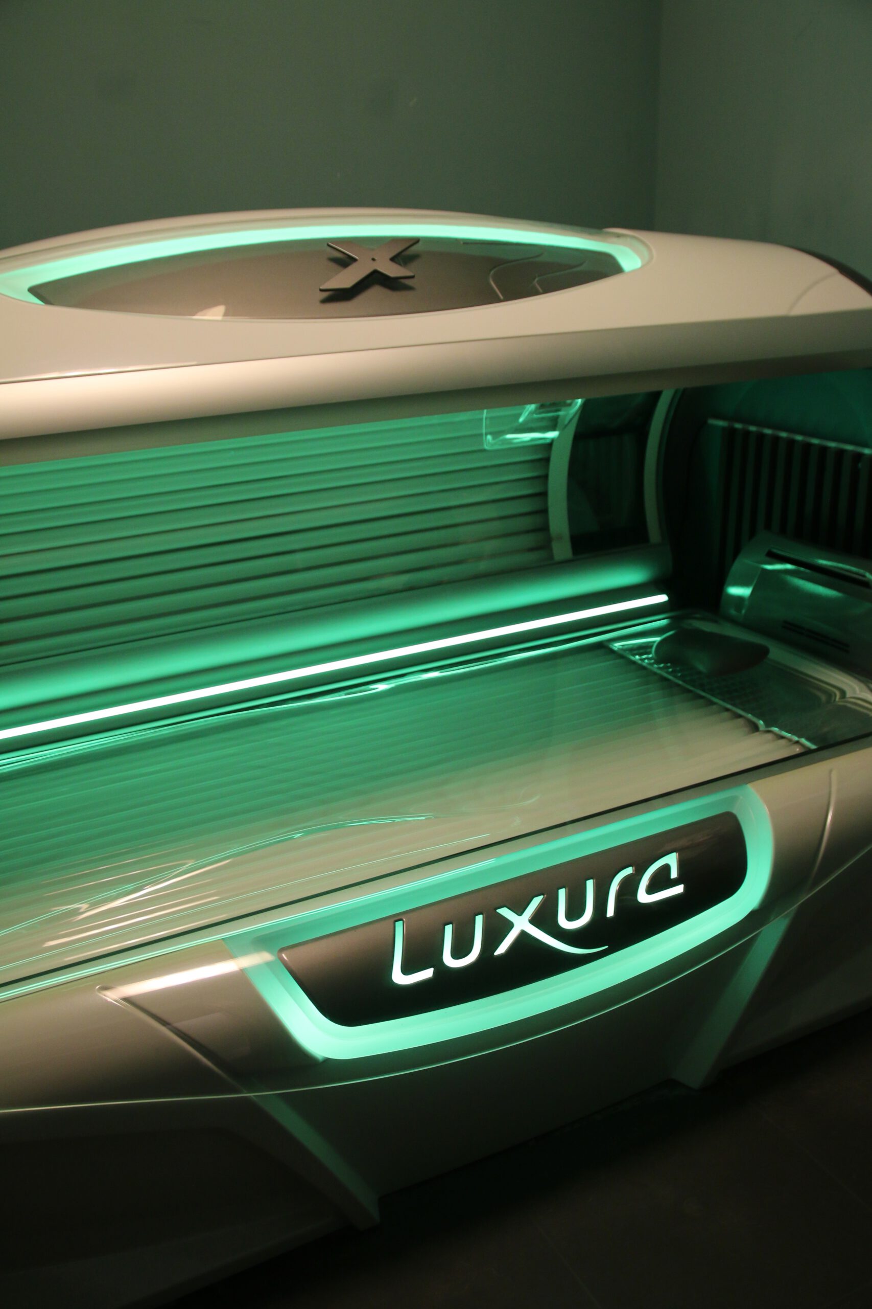 Grand Hotel Ter Duin spa review – Luxura sunbed in the wellness area with green ambient lighting, available as part of the spa facilities at Grand Hotel Ter Duin in Burgh-Haamstede.