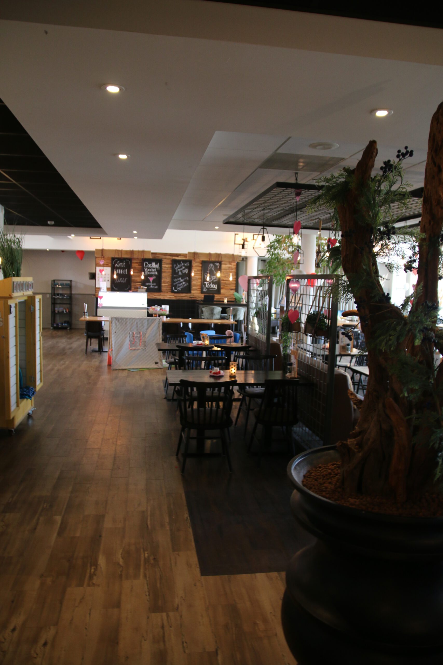 Landal Noordzee Résidence De Banjaard Plaza restaurant and seating area in Kamperland, Zeeland, modern interior with lounge tables and bar counter