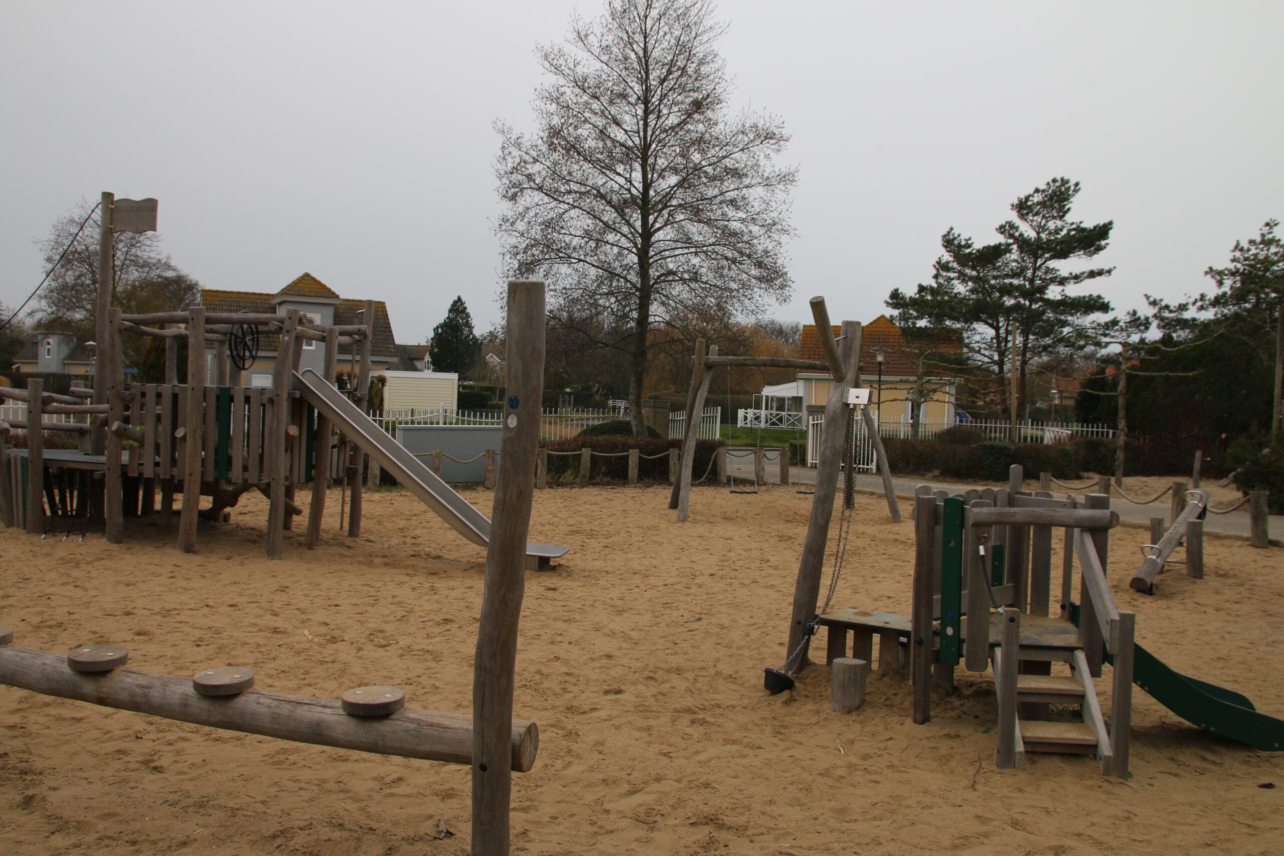 Landal Noordzee Résidence De Banjaard sandy playground with wooden climbing structures and slide in Kamperland, Zeeland, family friendly park near Banjaard Beach
