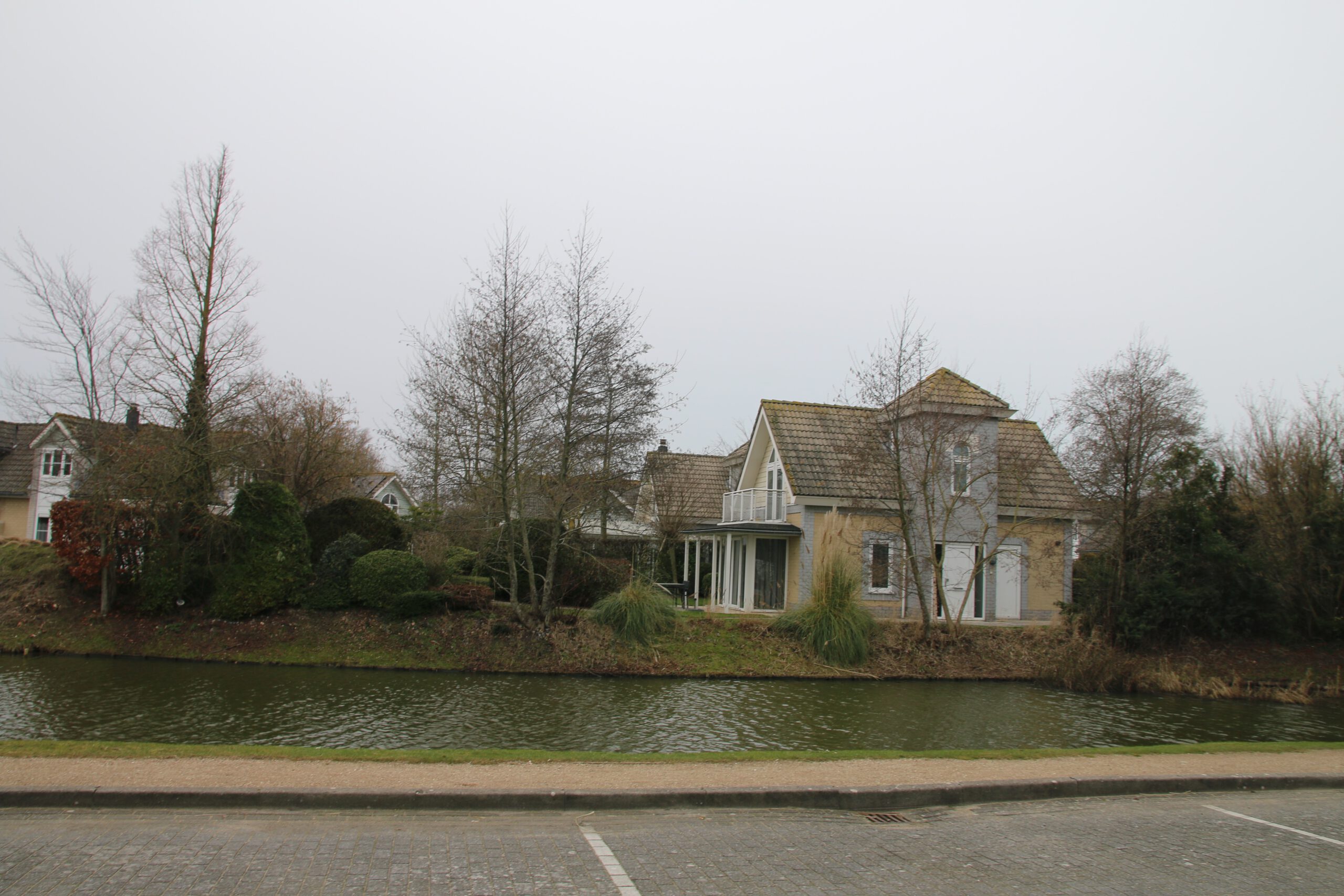 Landal Noordzee Résidence De Banjaard detached holiday villa by the canal in Kamperland, Zeeland, spacious family accommodation near Banjaard Beach