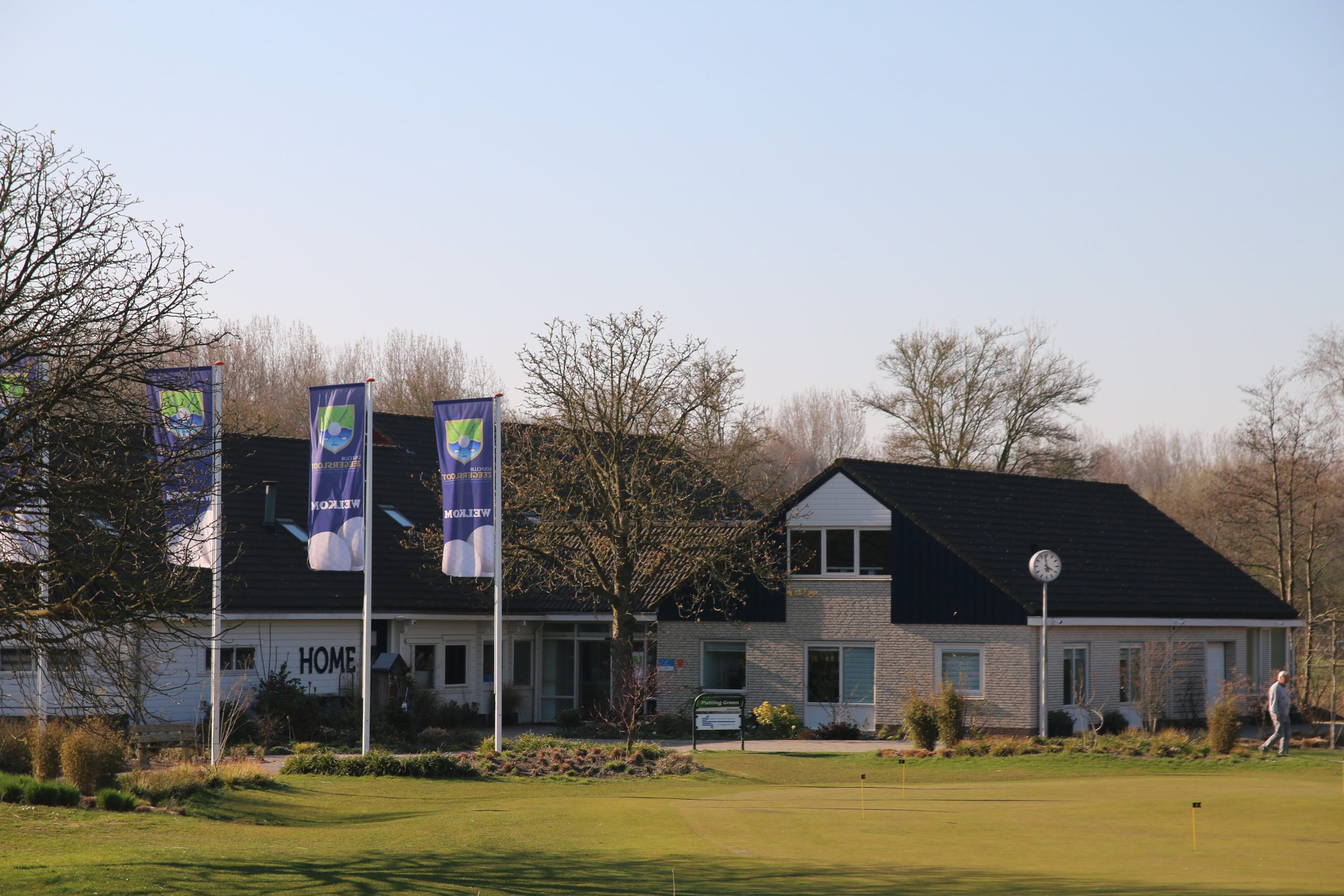 Golfclub Zeegersloot clubhouse and putting green in Alphen aan den Rijn