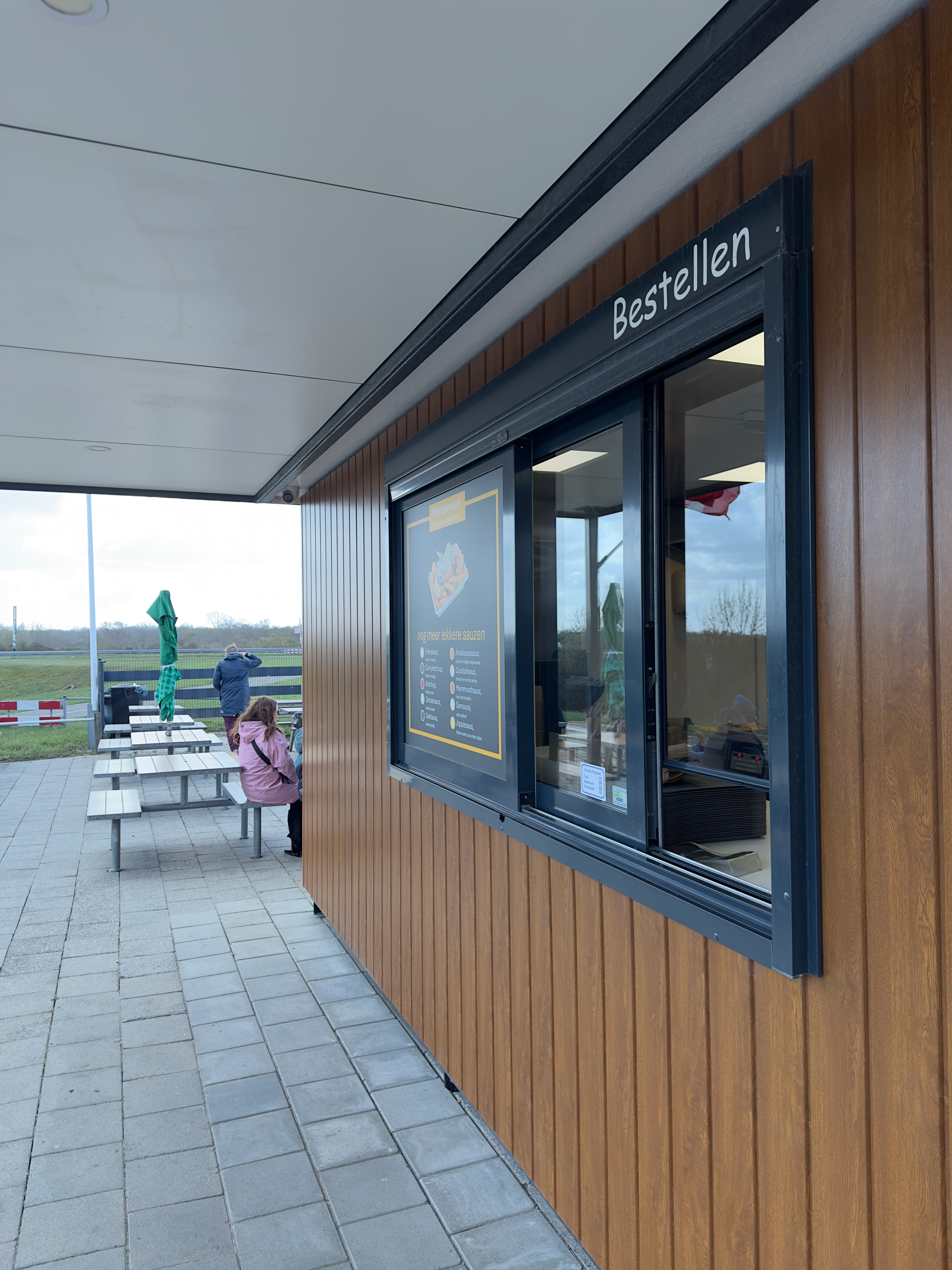 Order window and outdoor terrace at Frituur Noordzee Kamperland in Kamperland