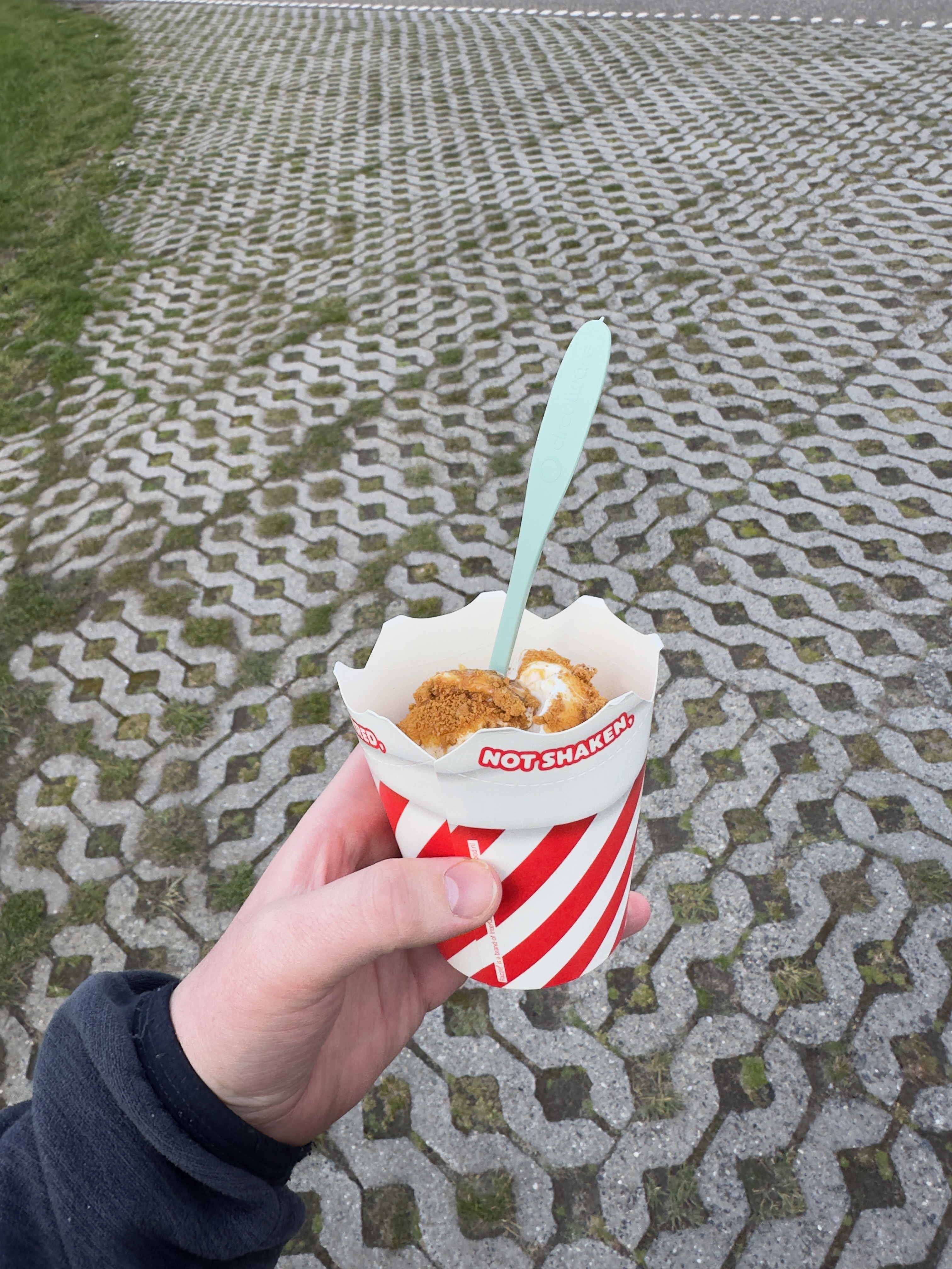 Razzle Biscoff ice cream from Frituur Noordzee Kamperland near the beach