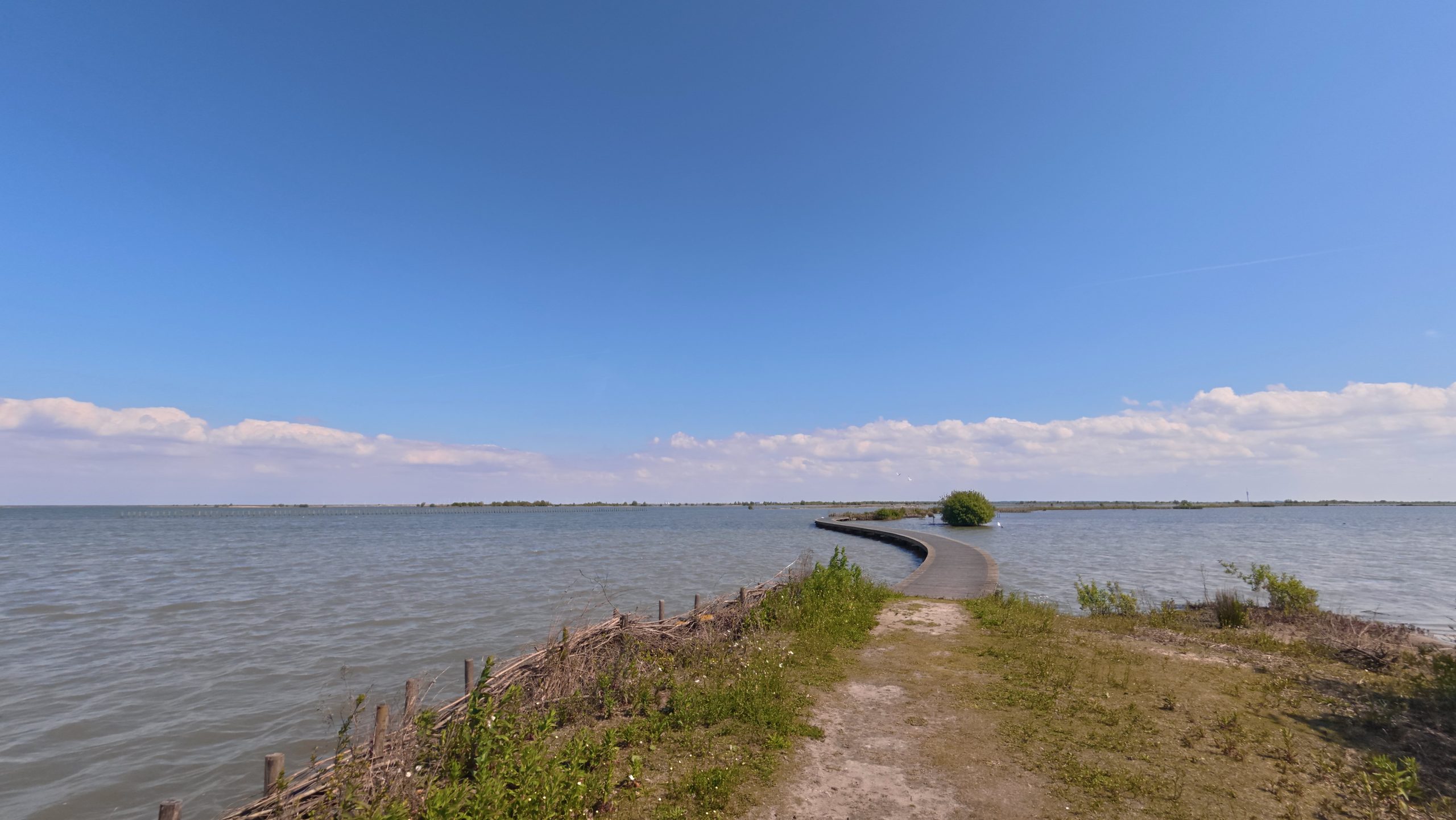 Pokémon GO Marker Wadden walking route over a narrow island path surrounded by open water and blue sky