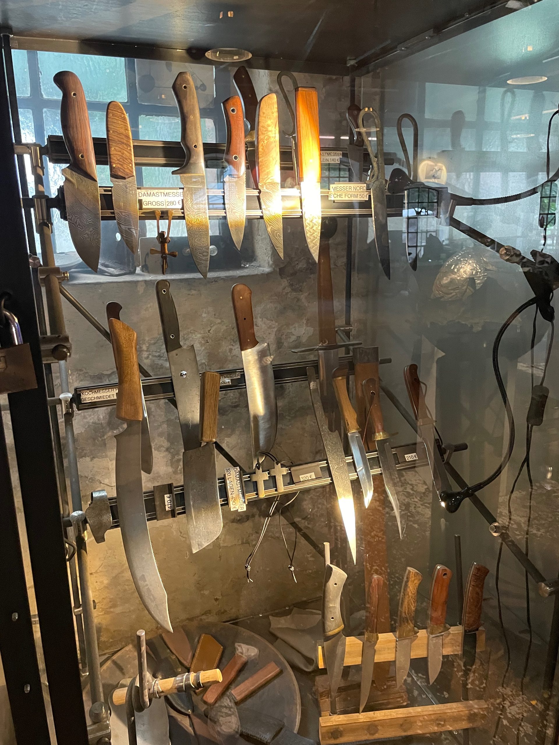 Müngstener Brücke visit with handmade knives on display inside Eventschmiede Solingen, showing local metalwork and Solingen craft culture.