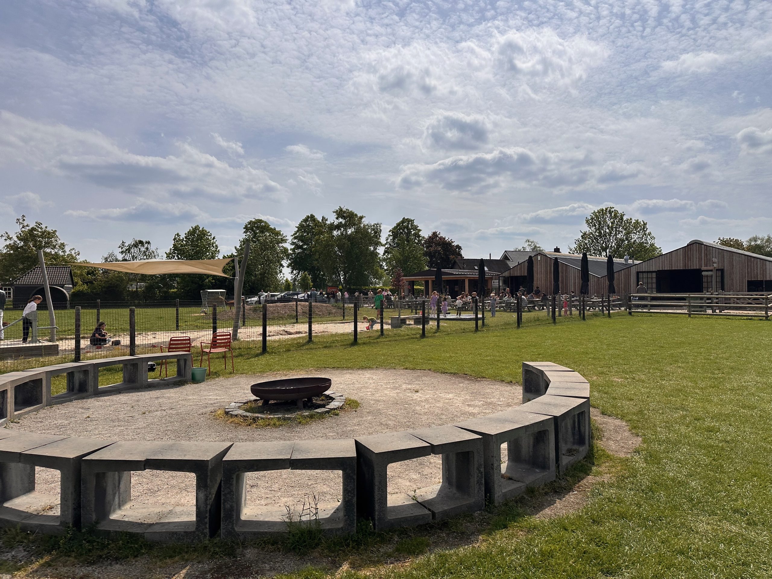 Alpacafarm Vorstenbosch review, open farm area with fire pit, seating, playground space, and terrace in North Brabant